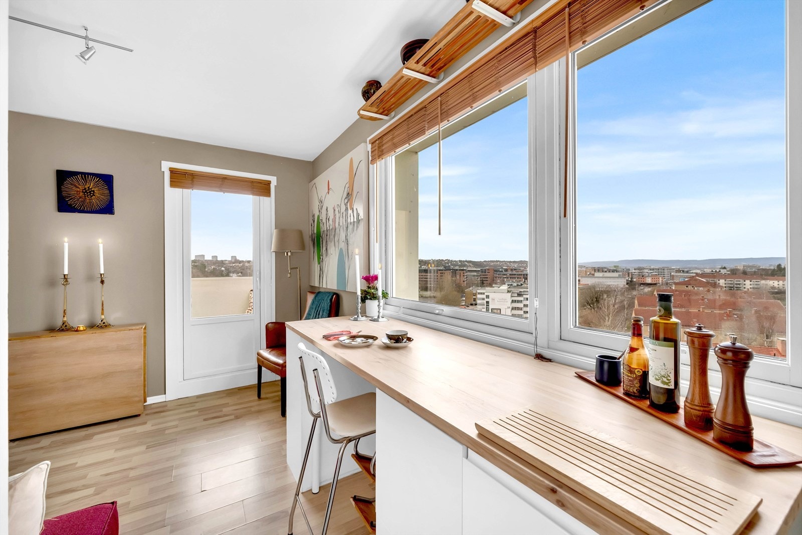 En lekker andelsleilighet beliggende i 10.etg. med attraktiv og sentral beliggenhet. Galleribilde