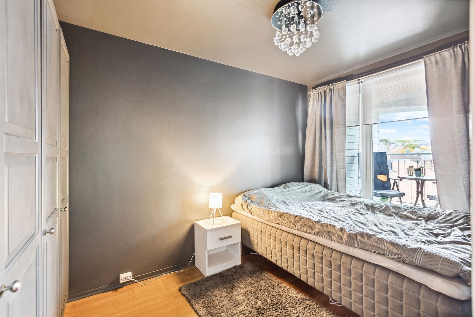 Soverom av god størrelse med fin utsikt Galleribilde