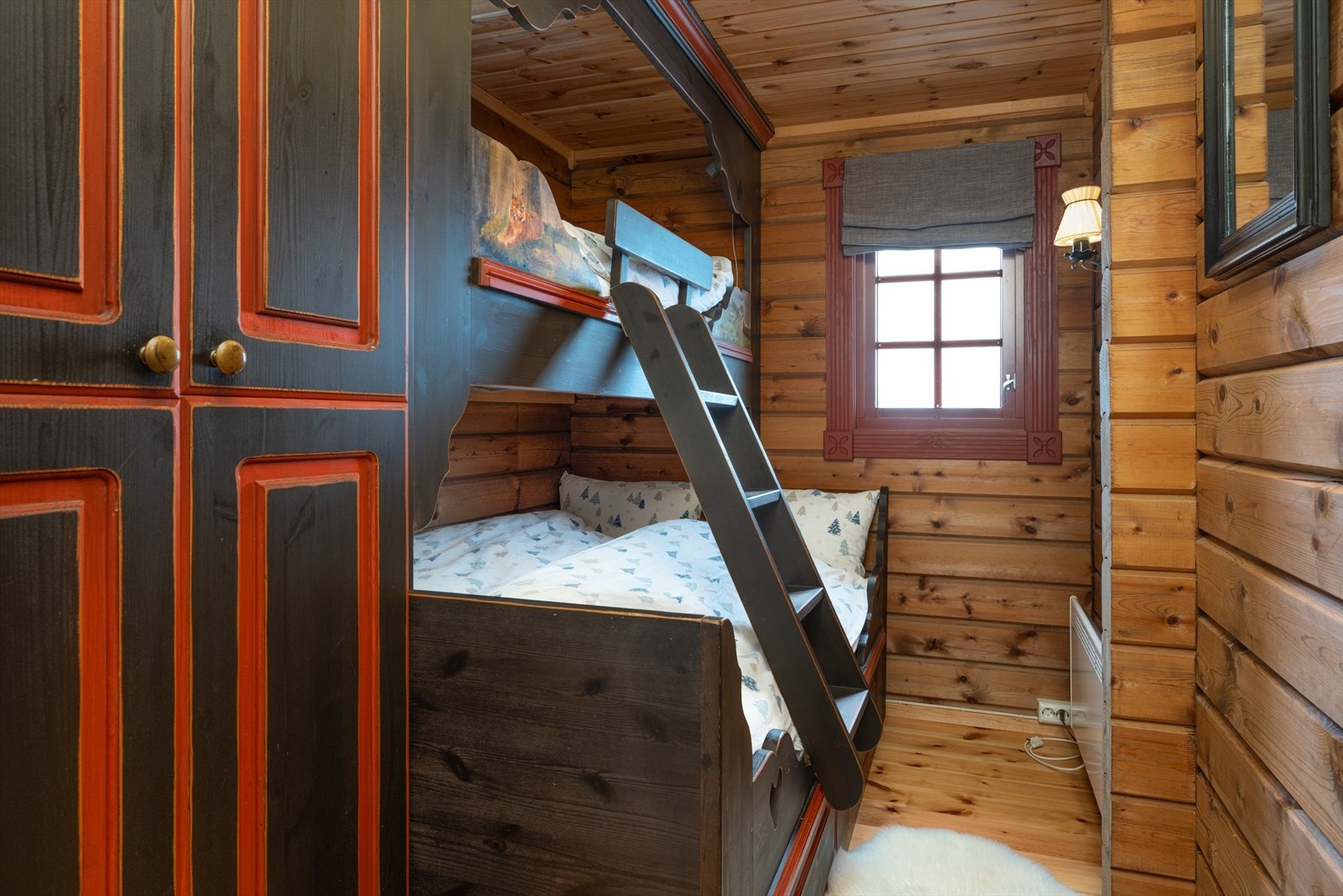 Et annet soverom innredet med familiekøye. Galleribilde