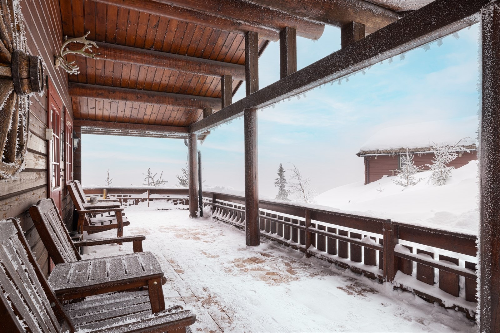 Overbygget, stor terrasse med adkomst fra stuen. Galleribilde