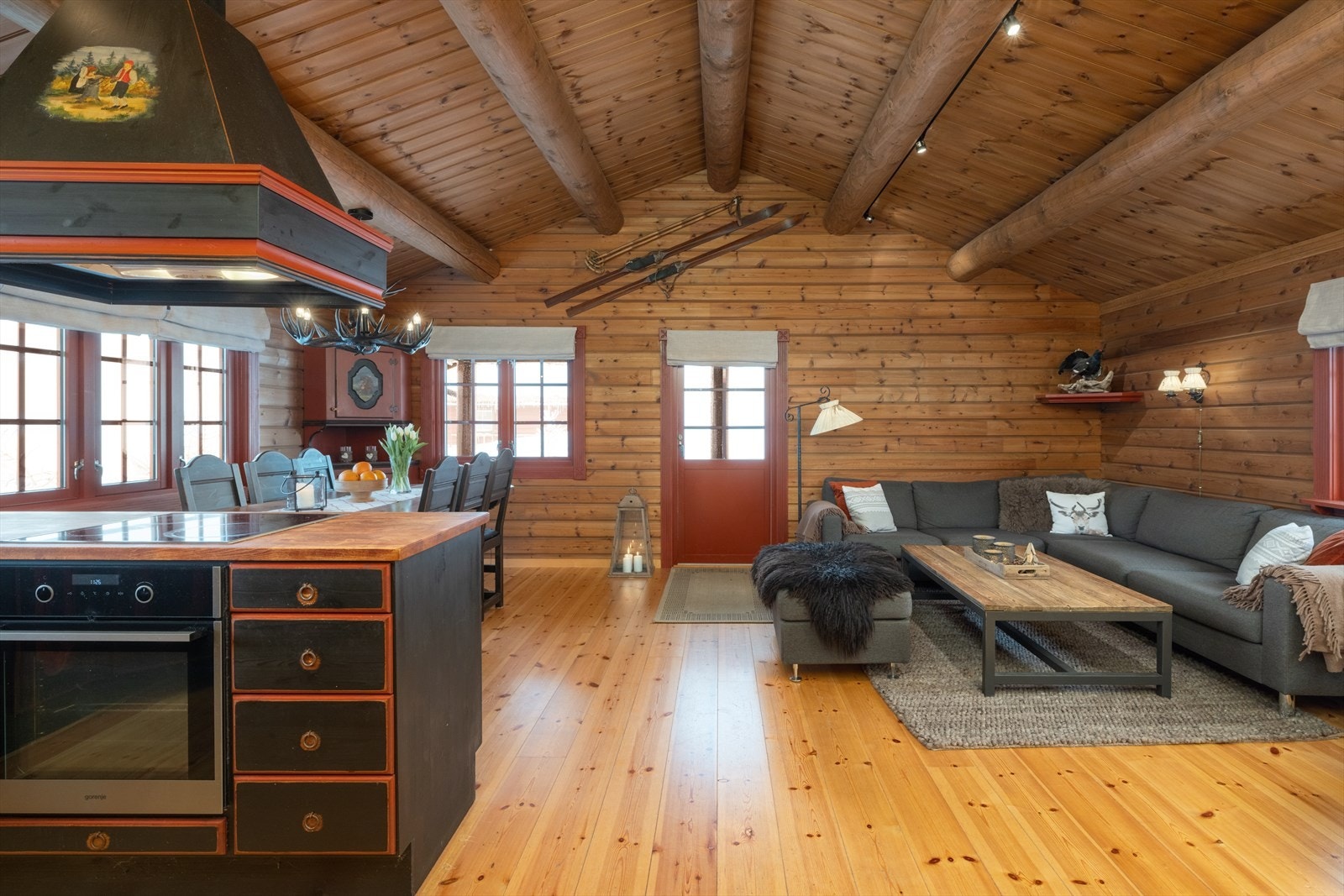 Romslig stue med åpen løsning til spisestue og kjøkken. Galleribilde