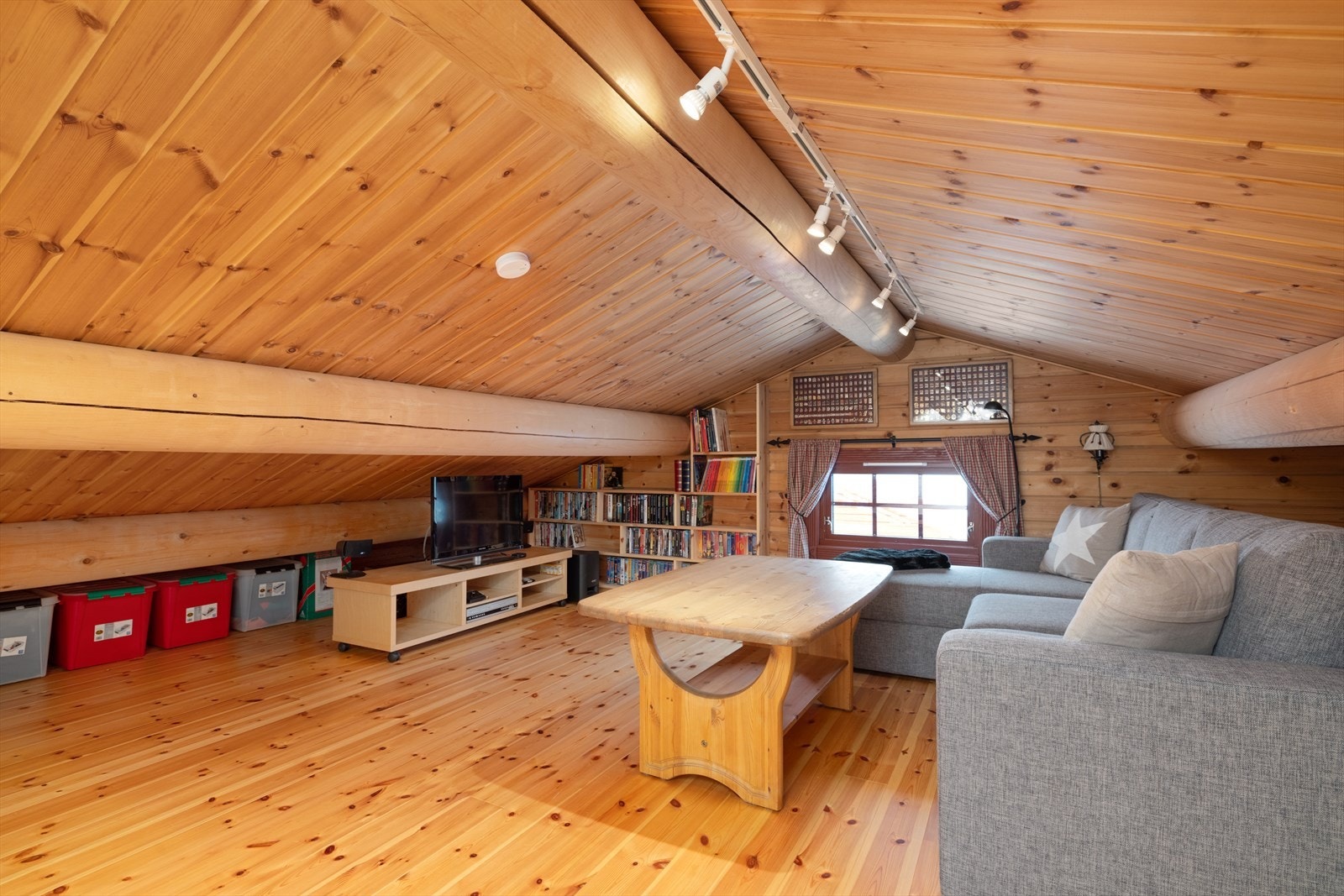 Loftstue med god plass til sofagruppe. Galleribilde