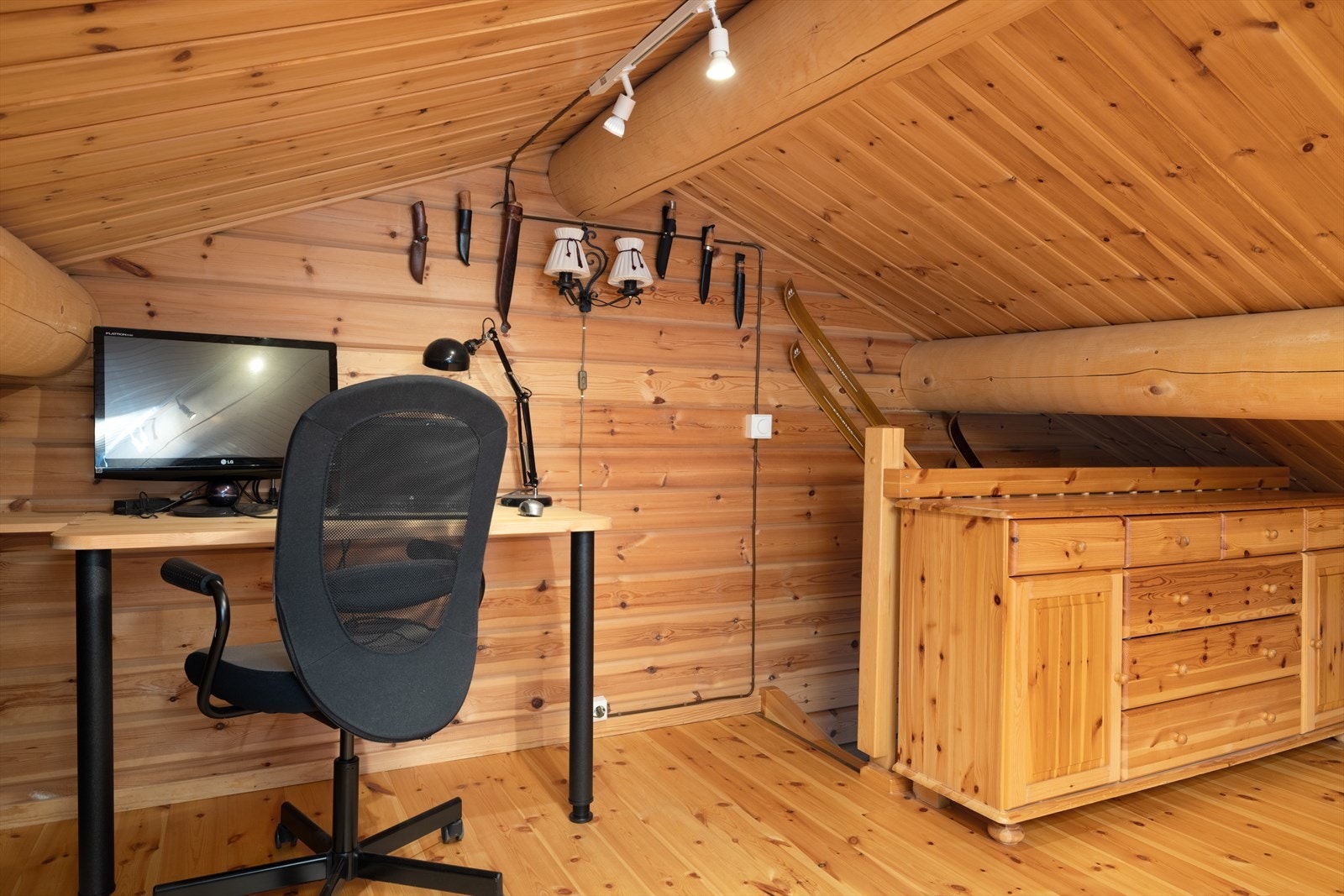 Loftstuen kan også benyttes som kontor, eller til ekstra soveplasser. Galleribilde