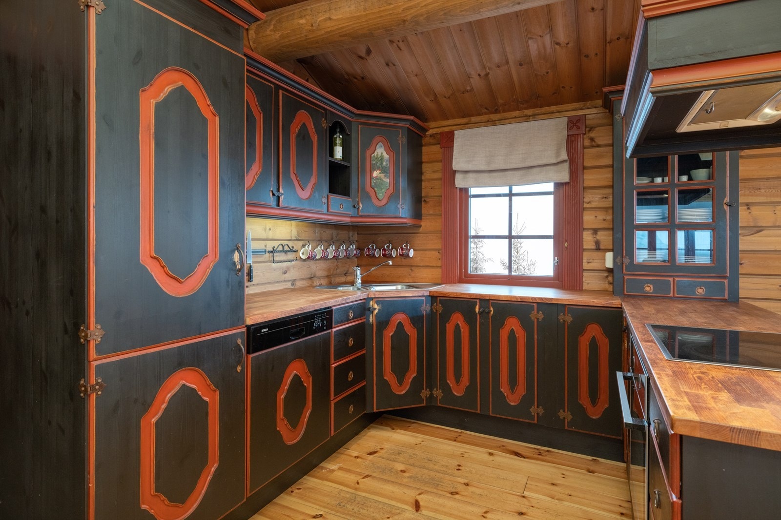 Integrerte hvitevarer som komfyr, kjøleskap/frys og oppvaskmaskin. Galleribilde