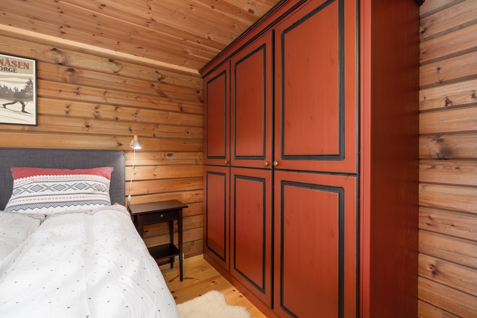 Hovedsoverommet er også innredet med garderobeskap. Galleribilde