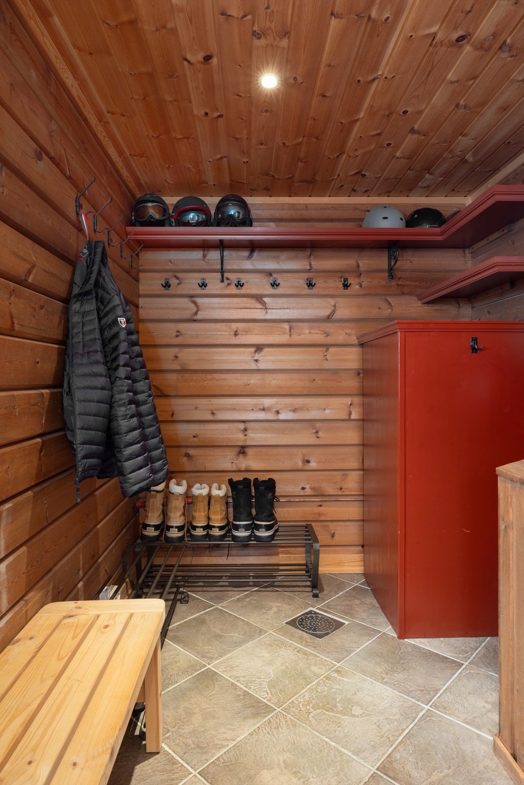 Gangen er romslig og har god plass til ytterklær. Galleribilde