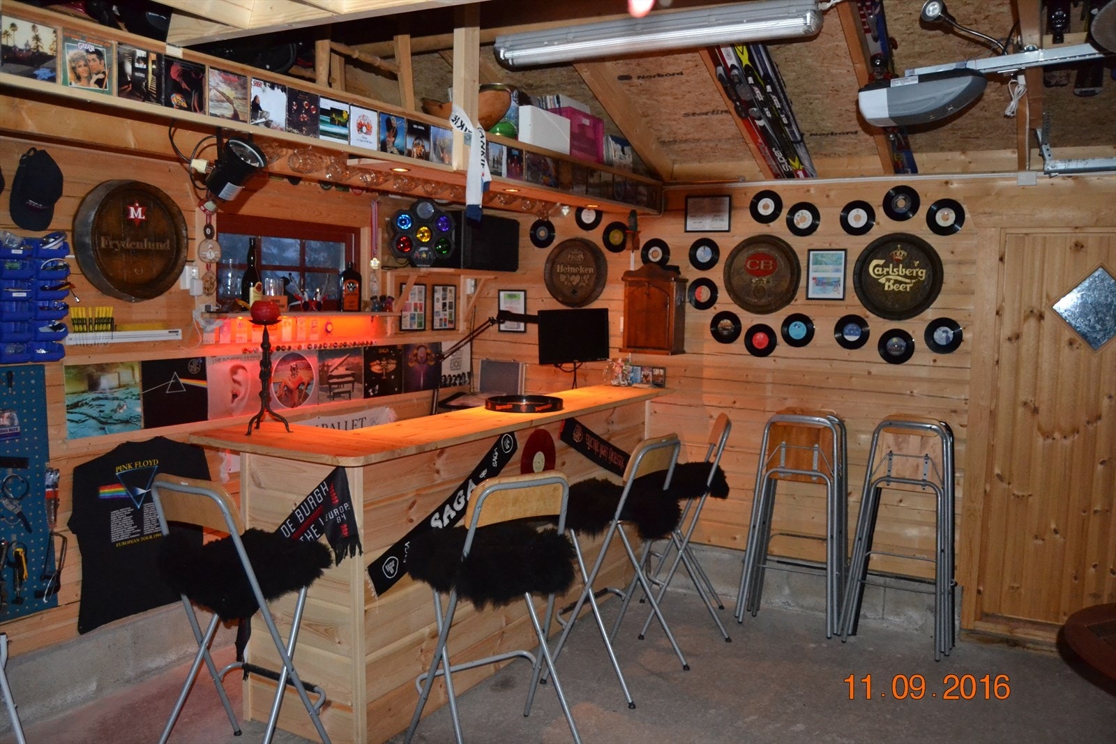 Selgers private stemningsbilde fra baren i garasjen. Galleribilde