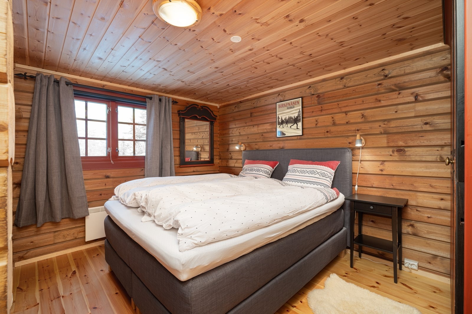 Fritidsboligen har tre soverom, her fra hovedsoverommet. Galleribilde