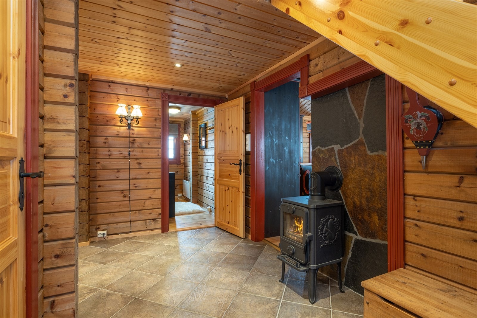 Fra gangen kommer man videre inn i fritidsboligen. Galleribilde