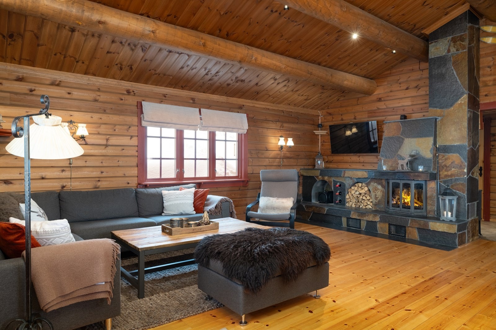 Oppvarming med blant annet vedfyring. Galleribilde