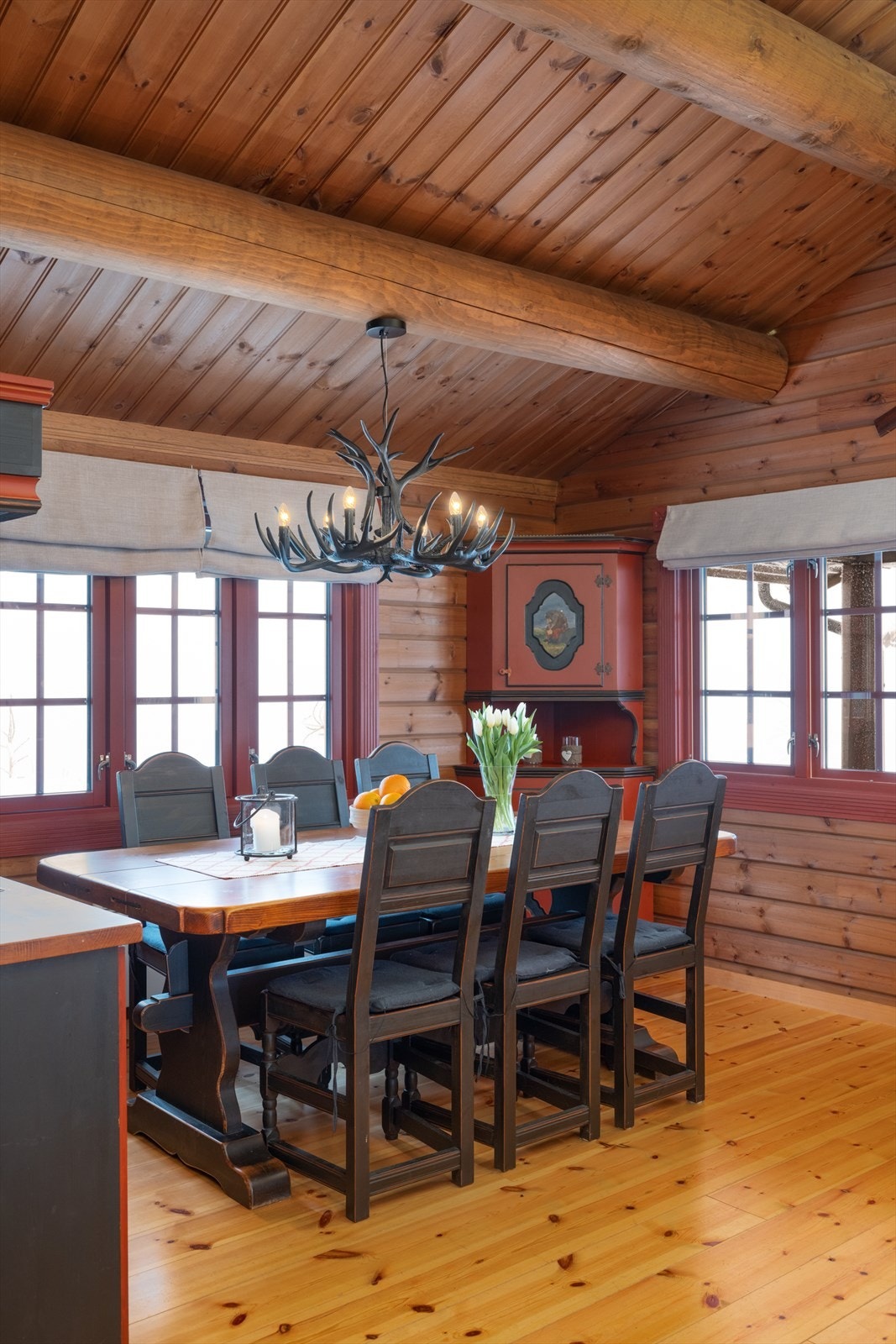 Spisestue med plass til flere gjester. Galleribilde