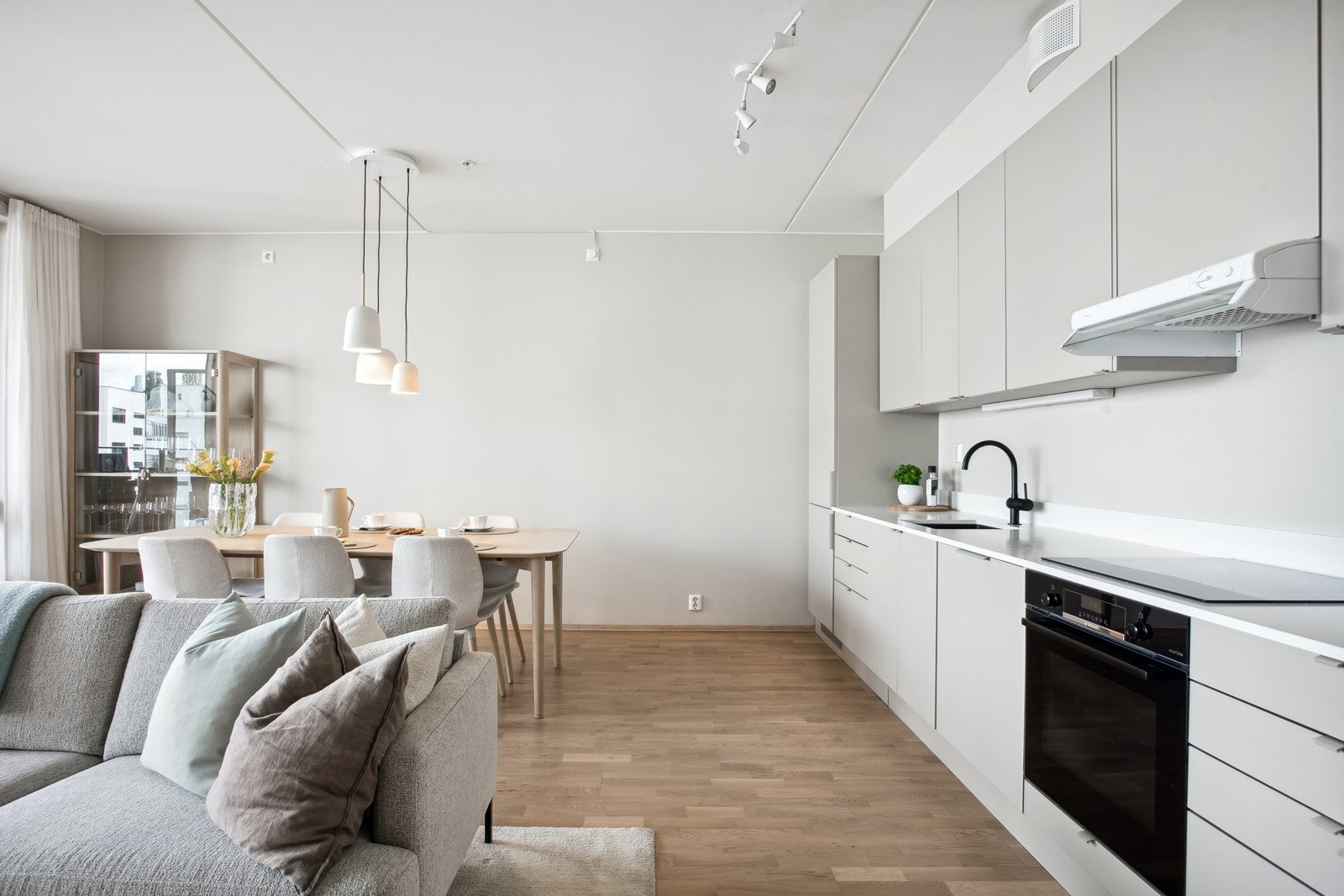 Kjøkken med kompositt benkeplate og underlimt oppvaskkum Galleribilde