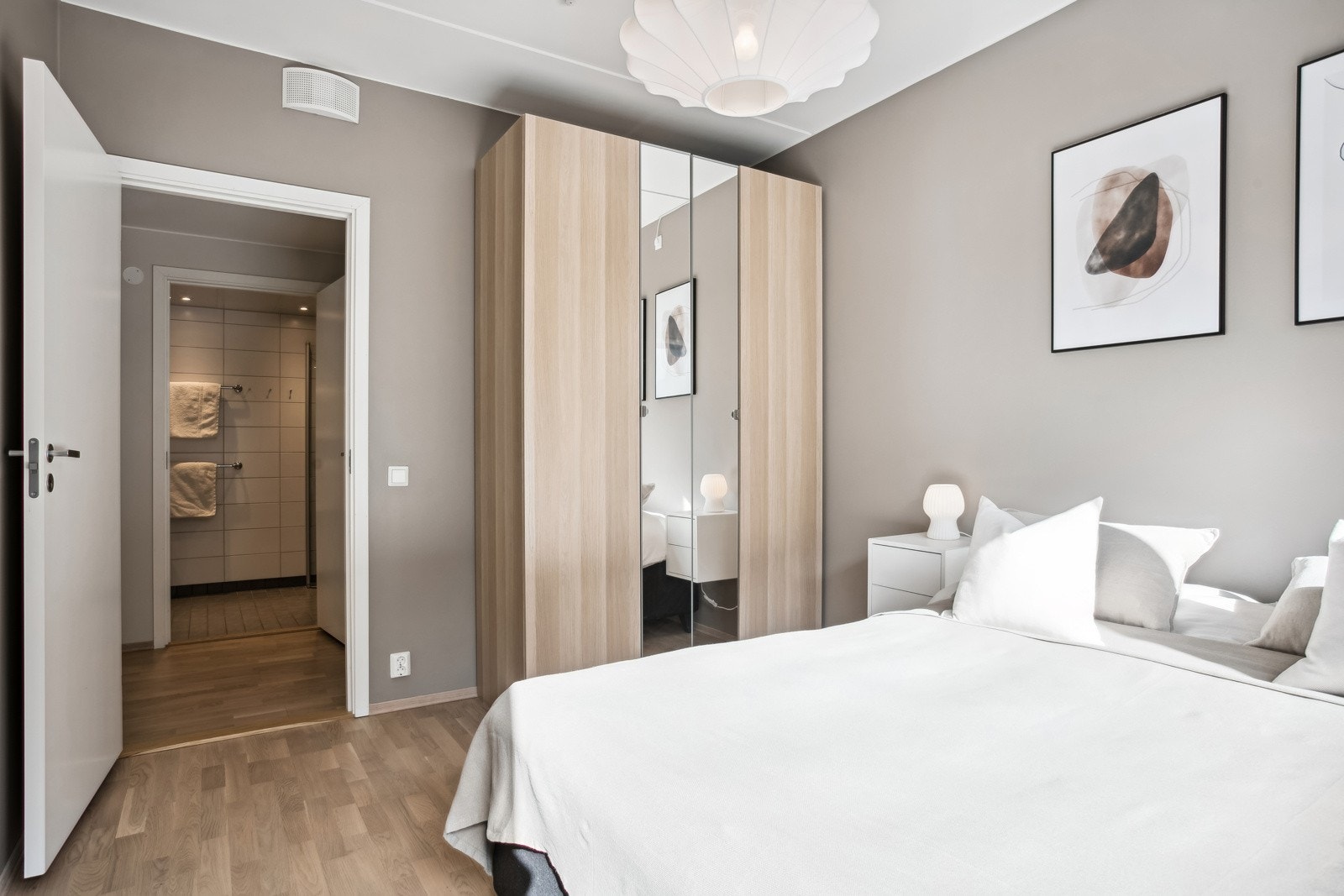 Hovedsoverom - garderobeskap Galleribilde