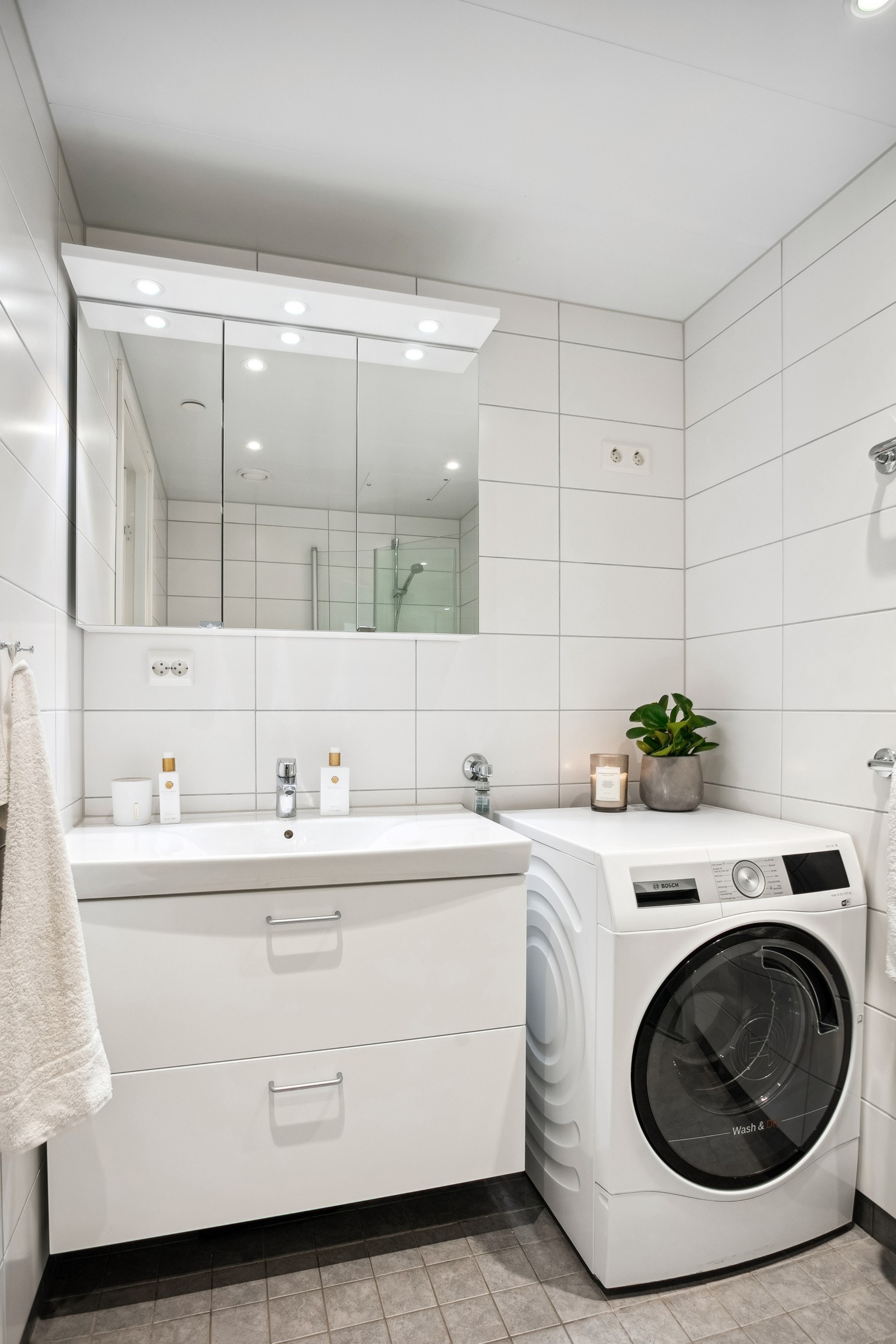 Bad - opplegg for vaskemaskin og tørketrommel Galleribilde