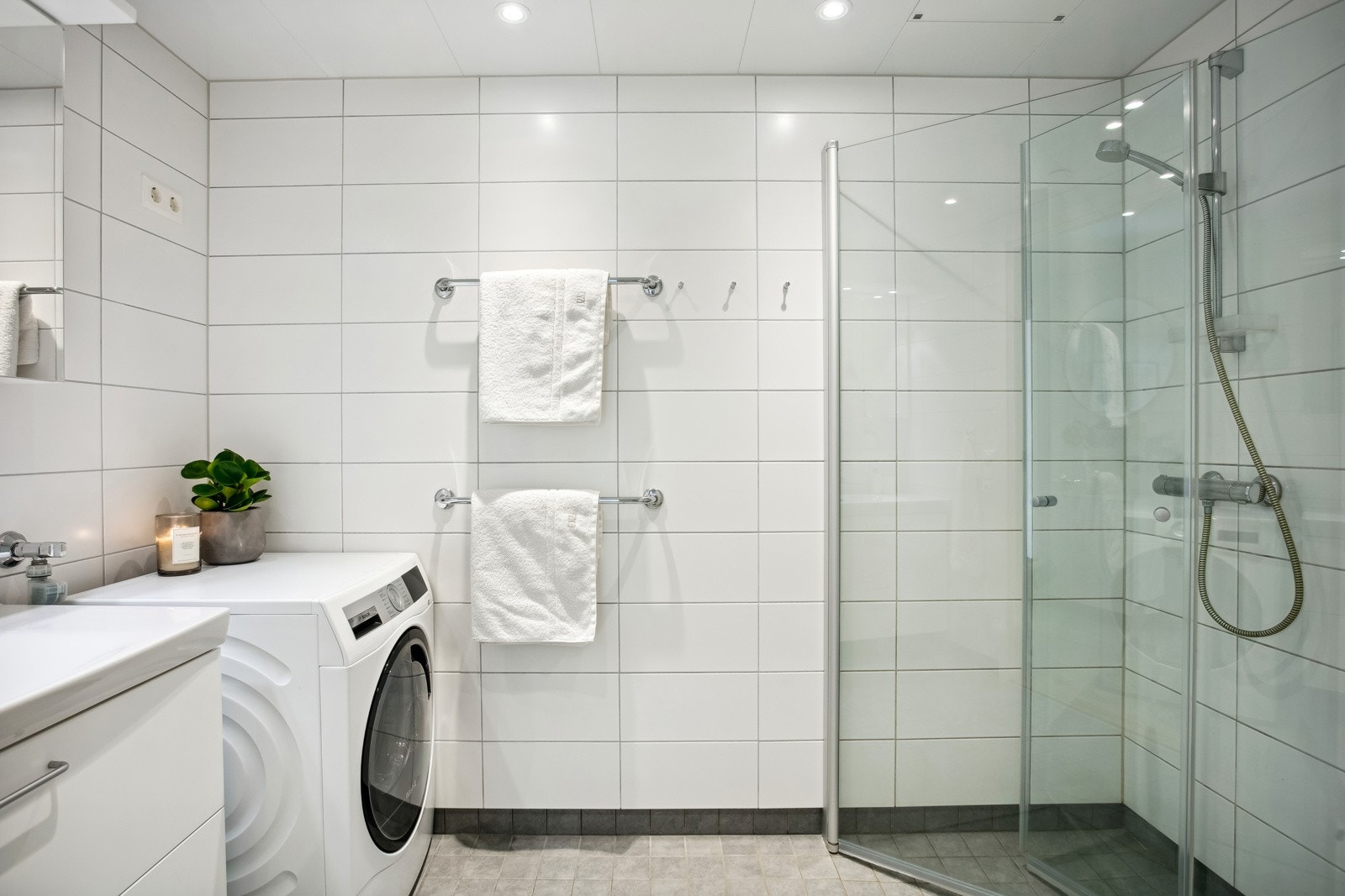 Lekkert flislagt bad med downlights og varmekabler Galleribilde