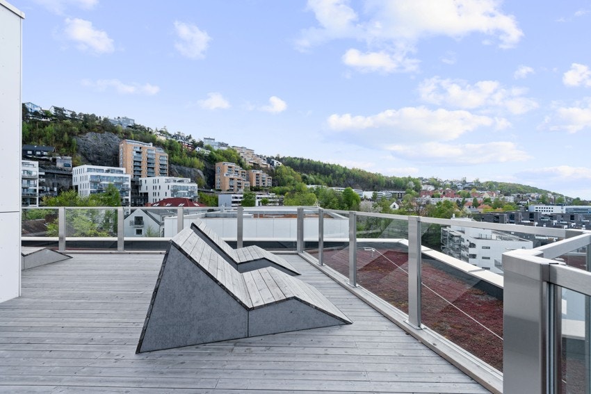 Felles takterrasse med sittegrupper og nydelig utsikt Galleribilde