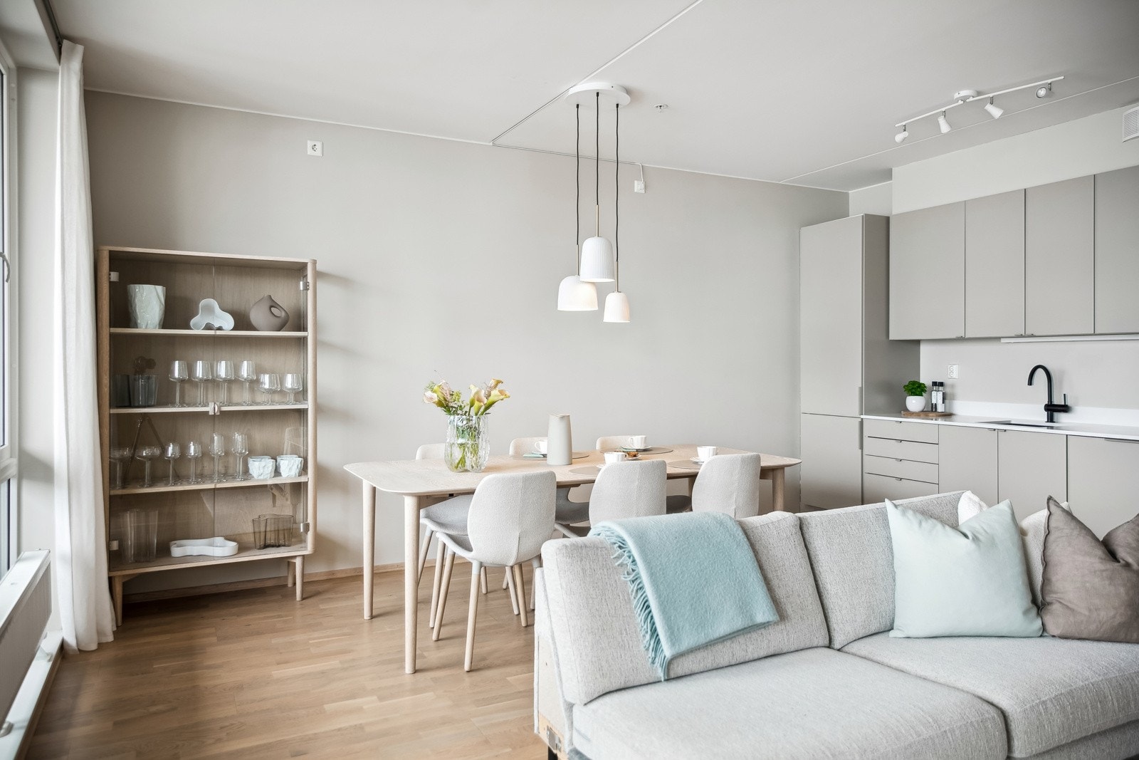 God plass til spisestue og sofagruppe Galleribilde