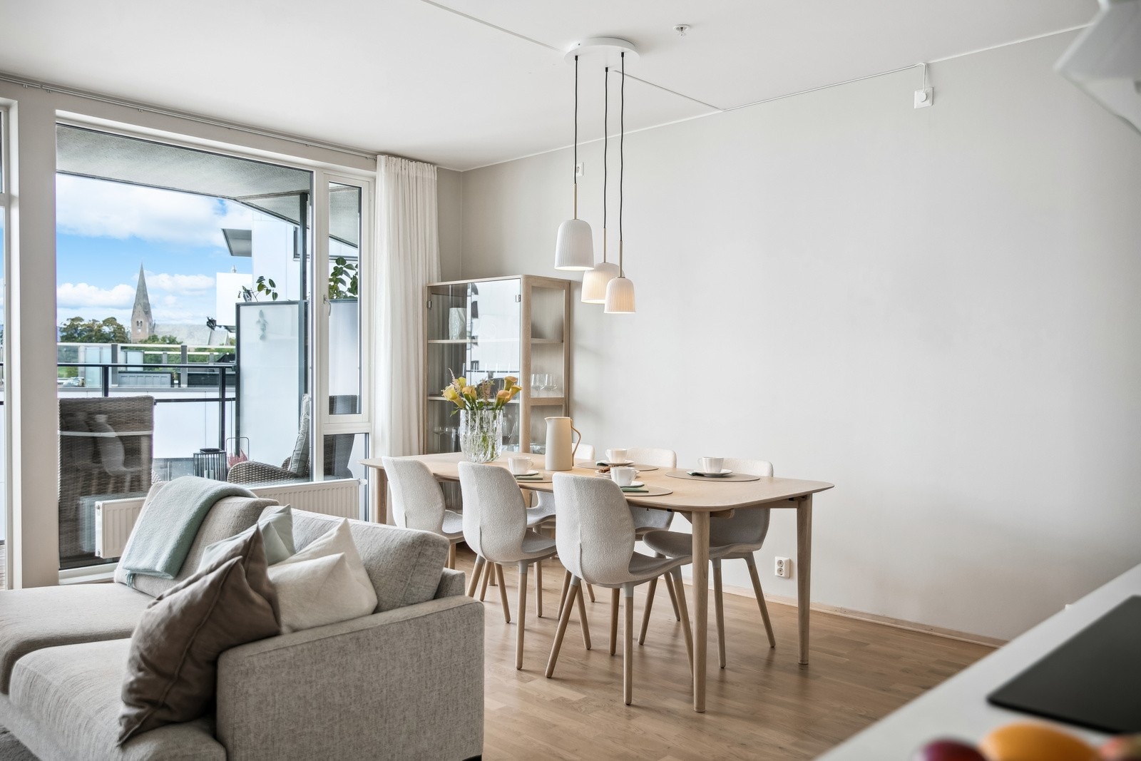 Leiligheten er lys, lekker og gjennomgående Galleribilde