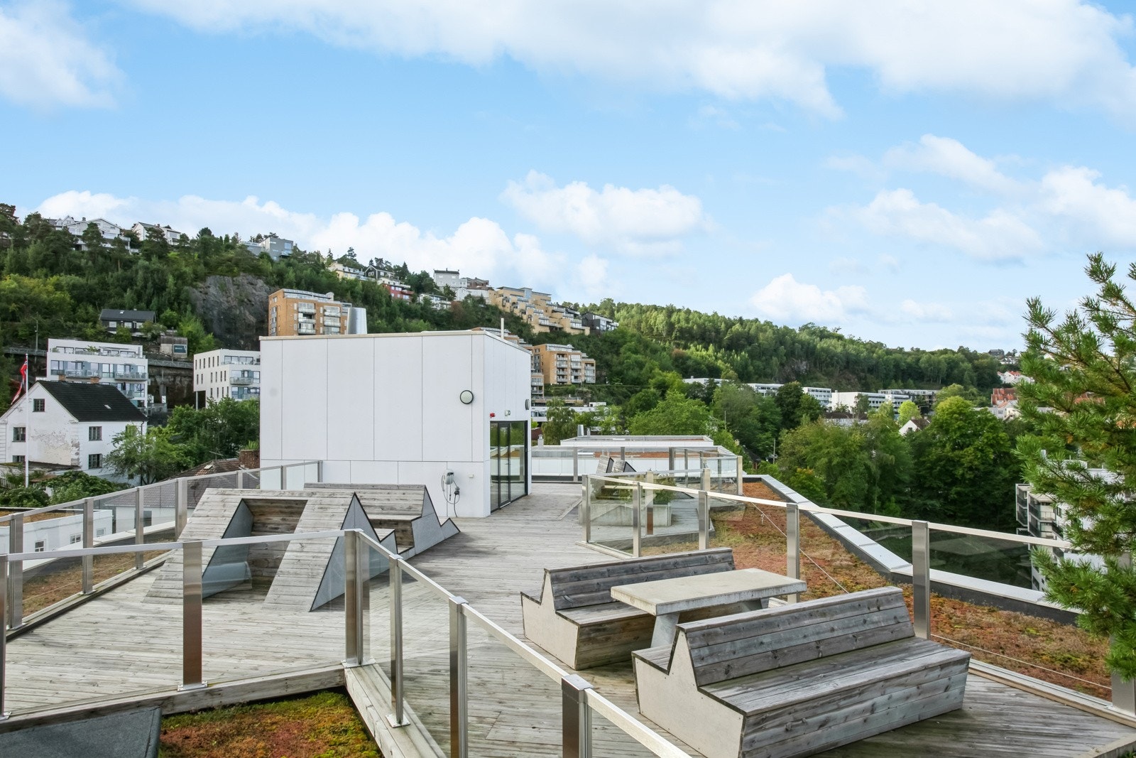 Felles takterrasse med sittegrupper og nydelig utsikt Galleribilde