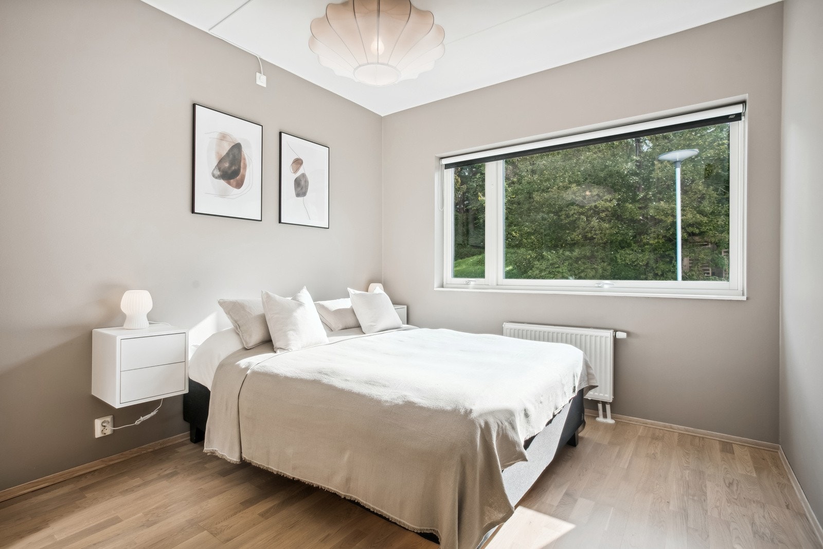 Hyggelig hovedsoverom med plass til dobbeltseng og med garderobeskap Galleribilde