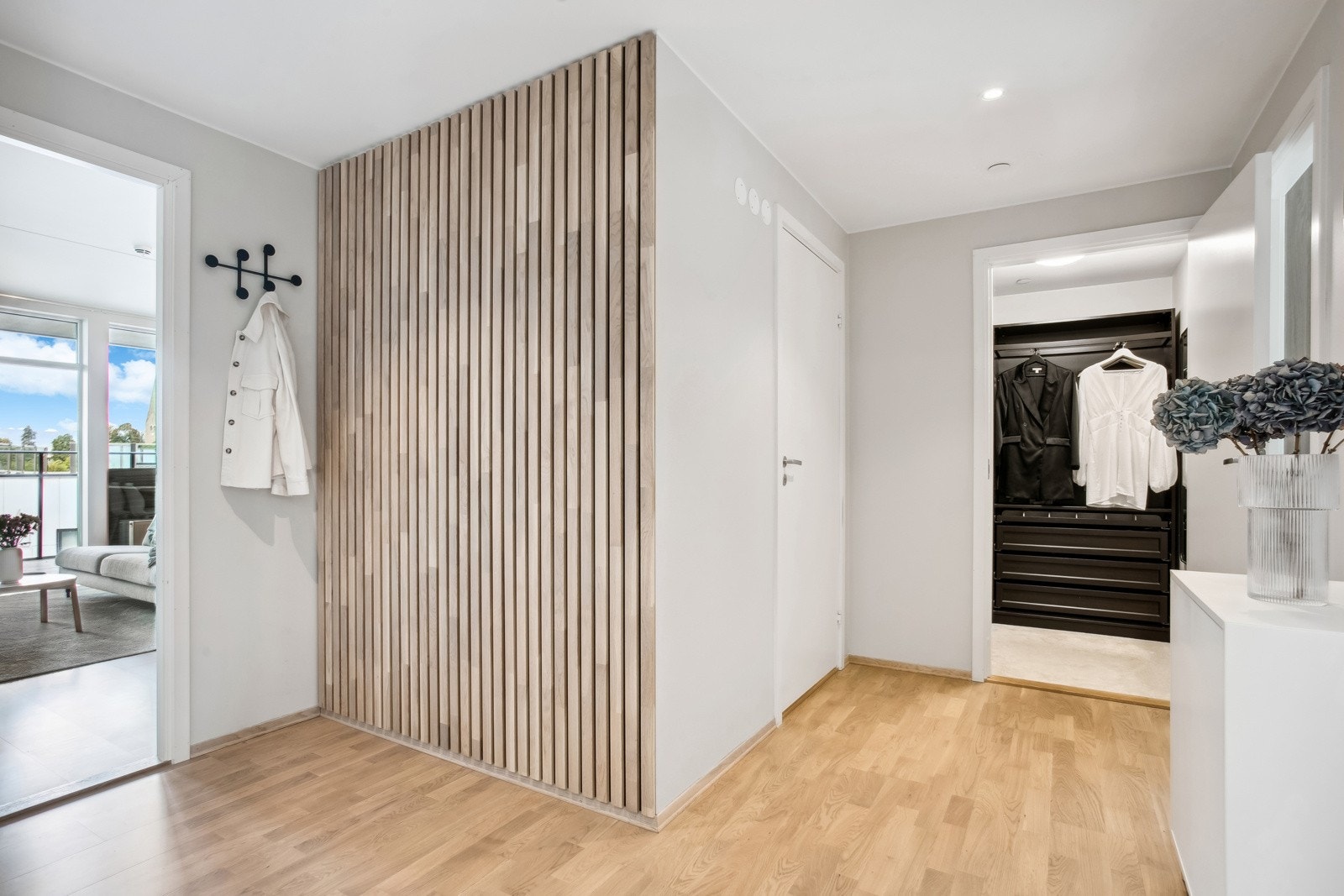 Tiltalende entré med spilvegger. Porttelefon. Inngang til bod/omkledningsrom Galleribilde