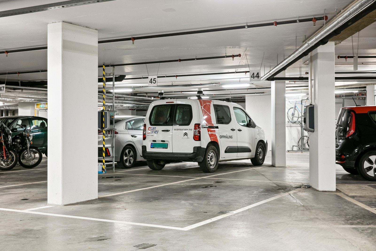 Garasjeplass med lader. Heisadkomst til leilighetsplan Galleribilde