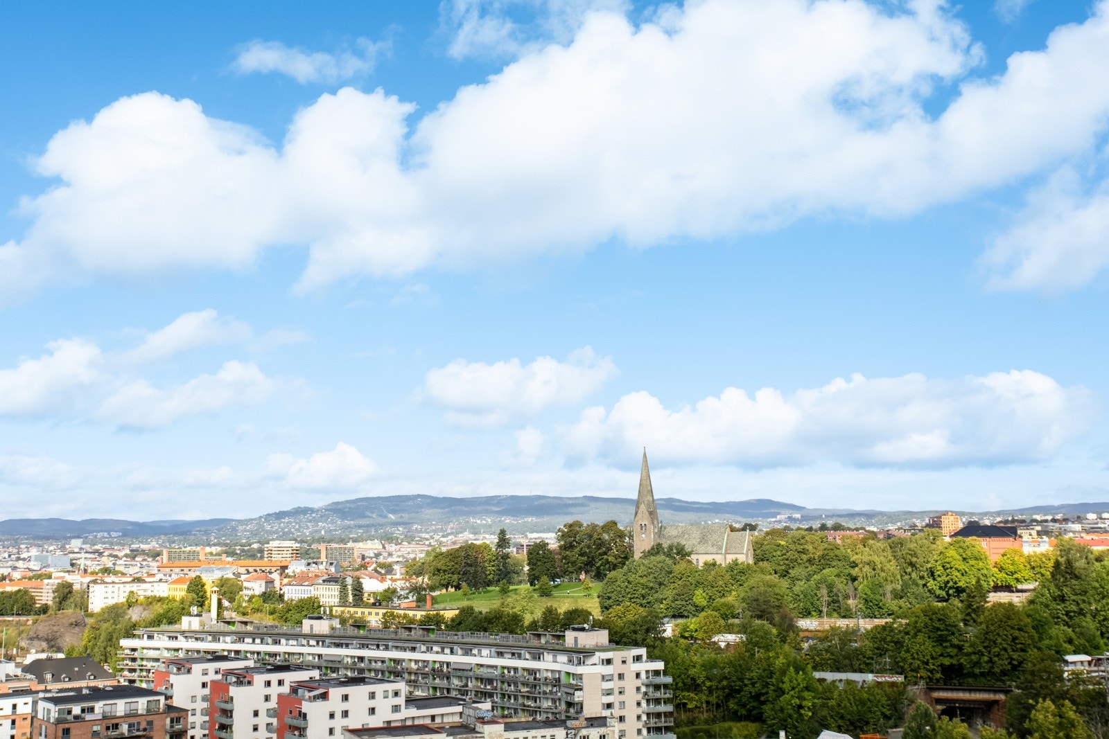 Felles takterrasse med sittegrupper og nydelig utsikt Galleribilde