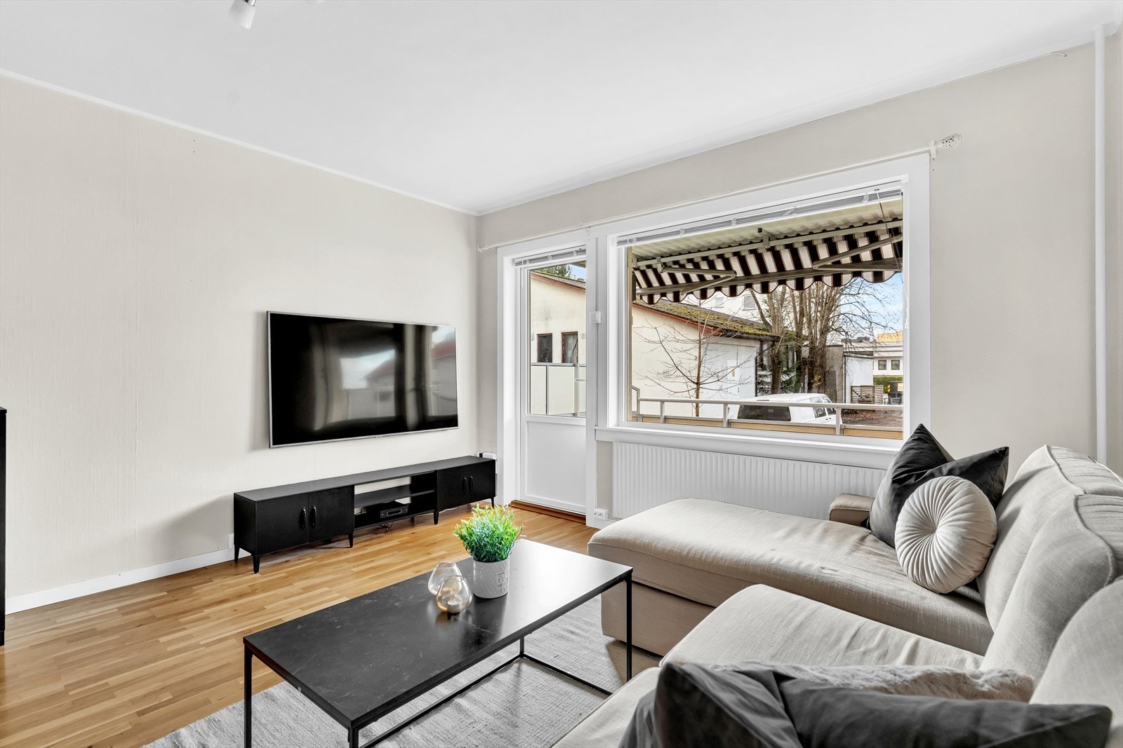 Fra stuen er det utgang til en romslig balkong. Galleribilde