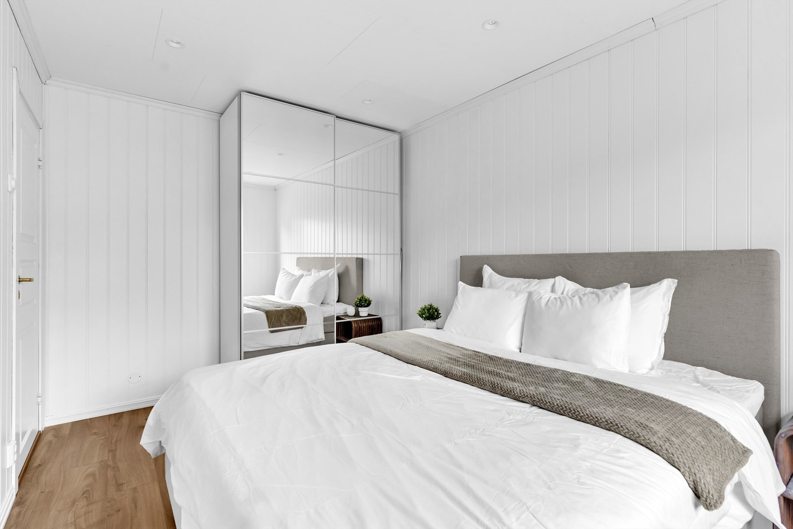 Rommet er lyst og har downlights i himling, samt skyvedørsgarderobe. Galleribilde