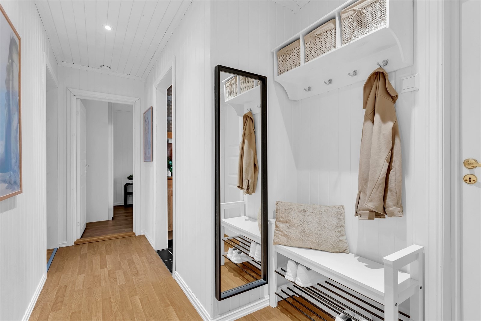 Innbydende entré med god plass til yttertøyet. Galleribilde