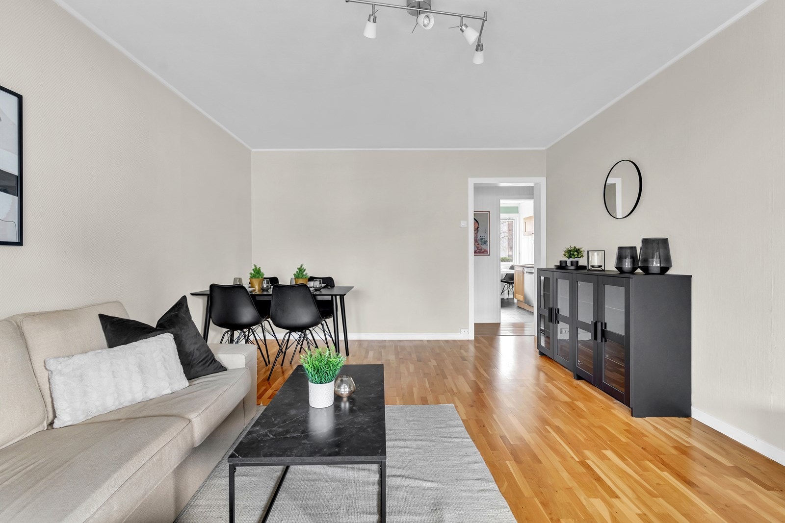 Det er en naturlig soneinndeling med god plass til både sofahjørne og spisestue. Galleribilde