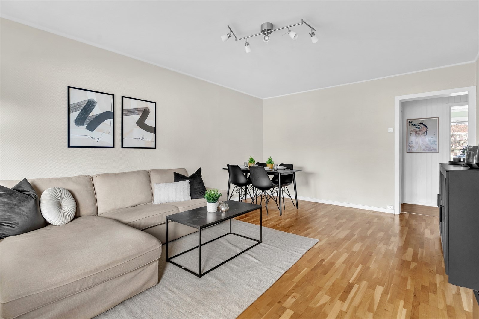 Det er godt med veggplass til diverse prydmøblement. Galleribilde