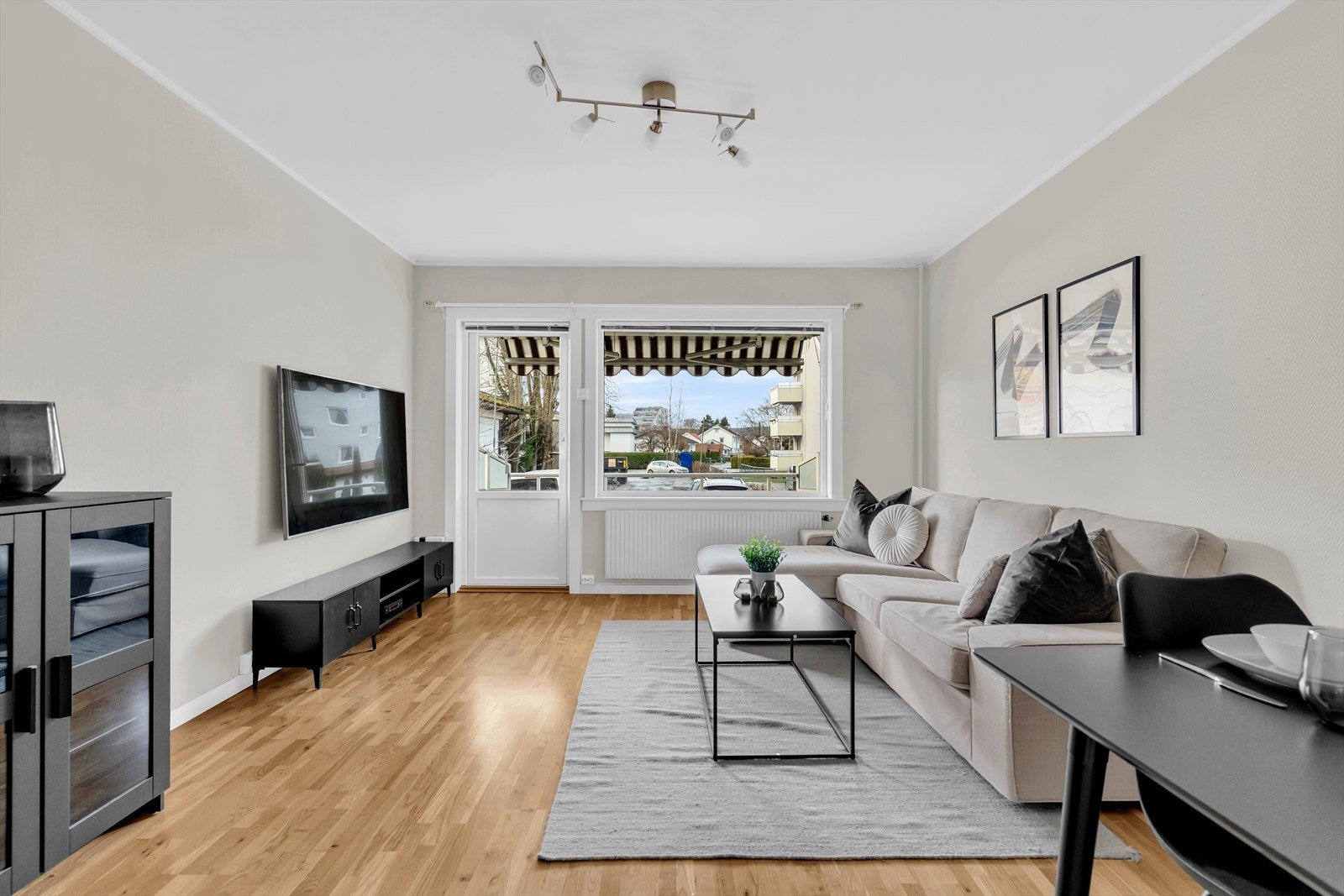 Stuen er romslig og har god plass til sofagruppe med tilhørende mediemøblement. Galleribilde