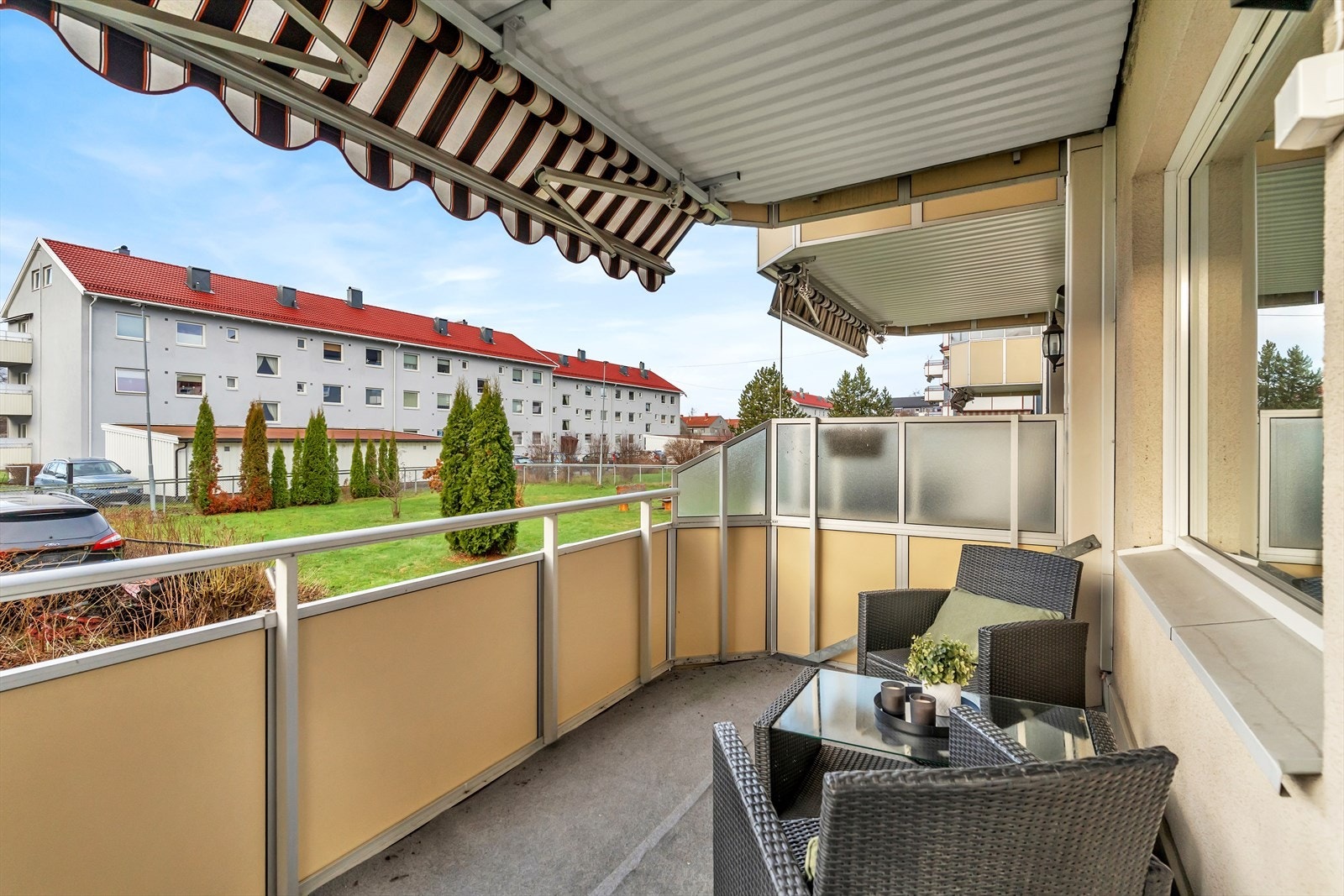 På balkongen er det god plass til en hyggelig sittegruppe. Galleribilde