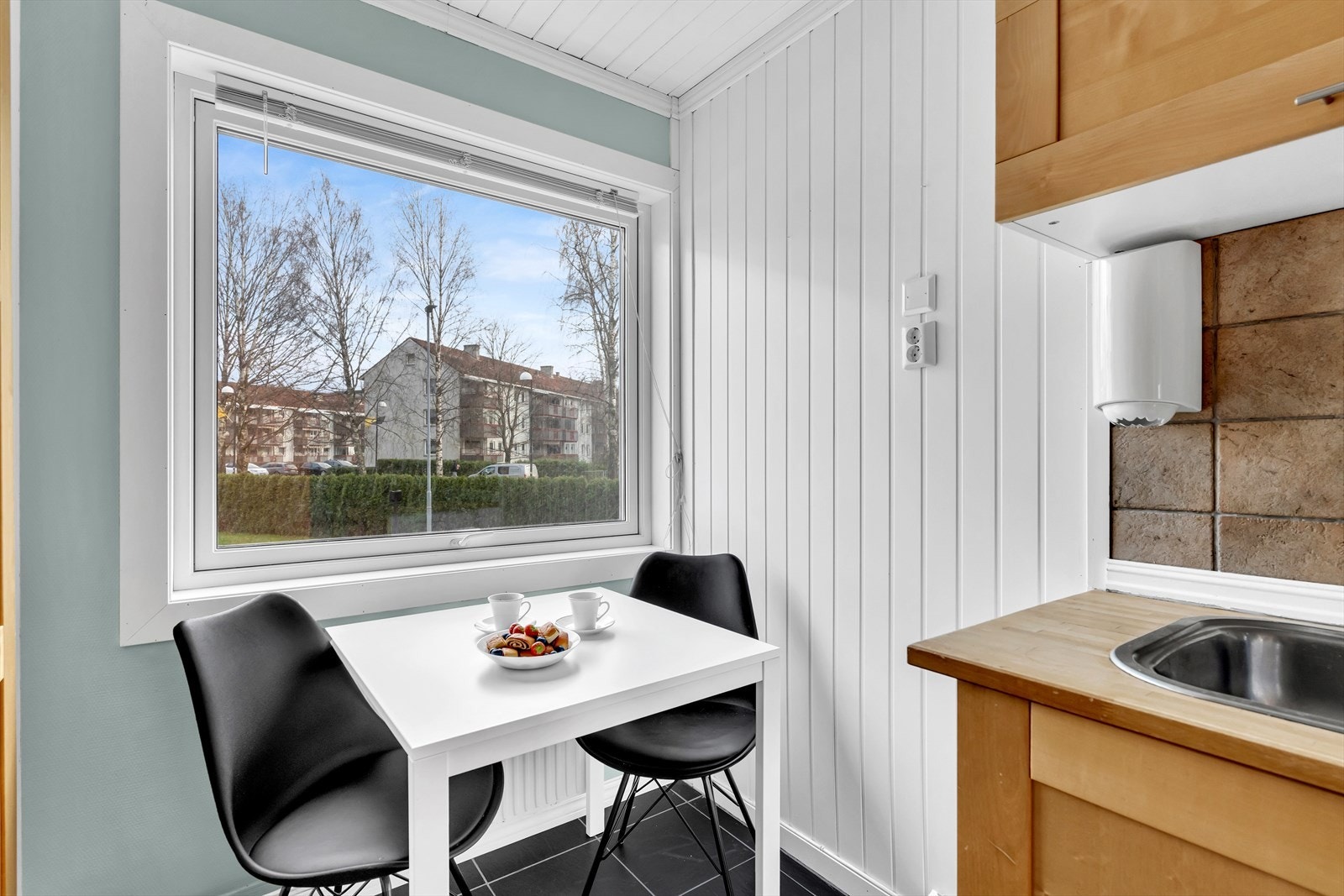 Ved vinduet er det plass til en hyggelig sitteplass. Galleribilde