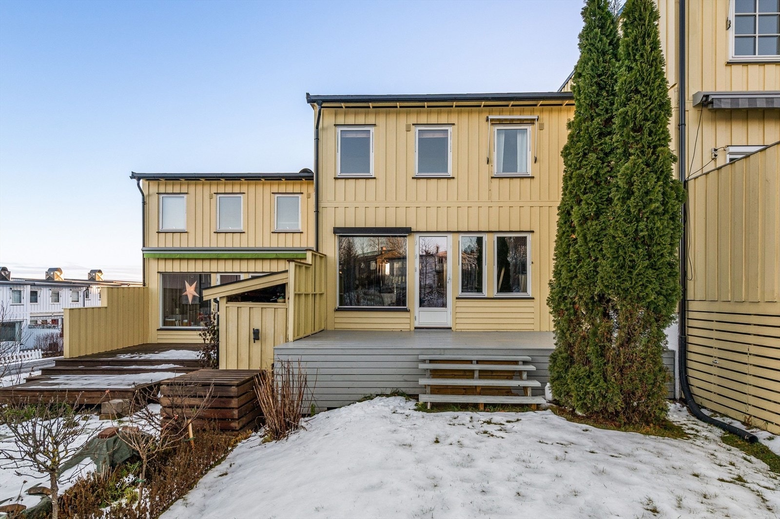 Terrasse og hage med gode solforhold Galleribilde