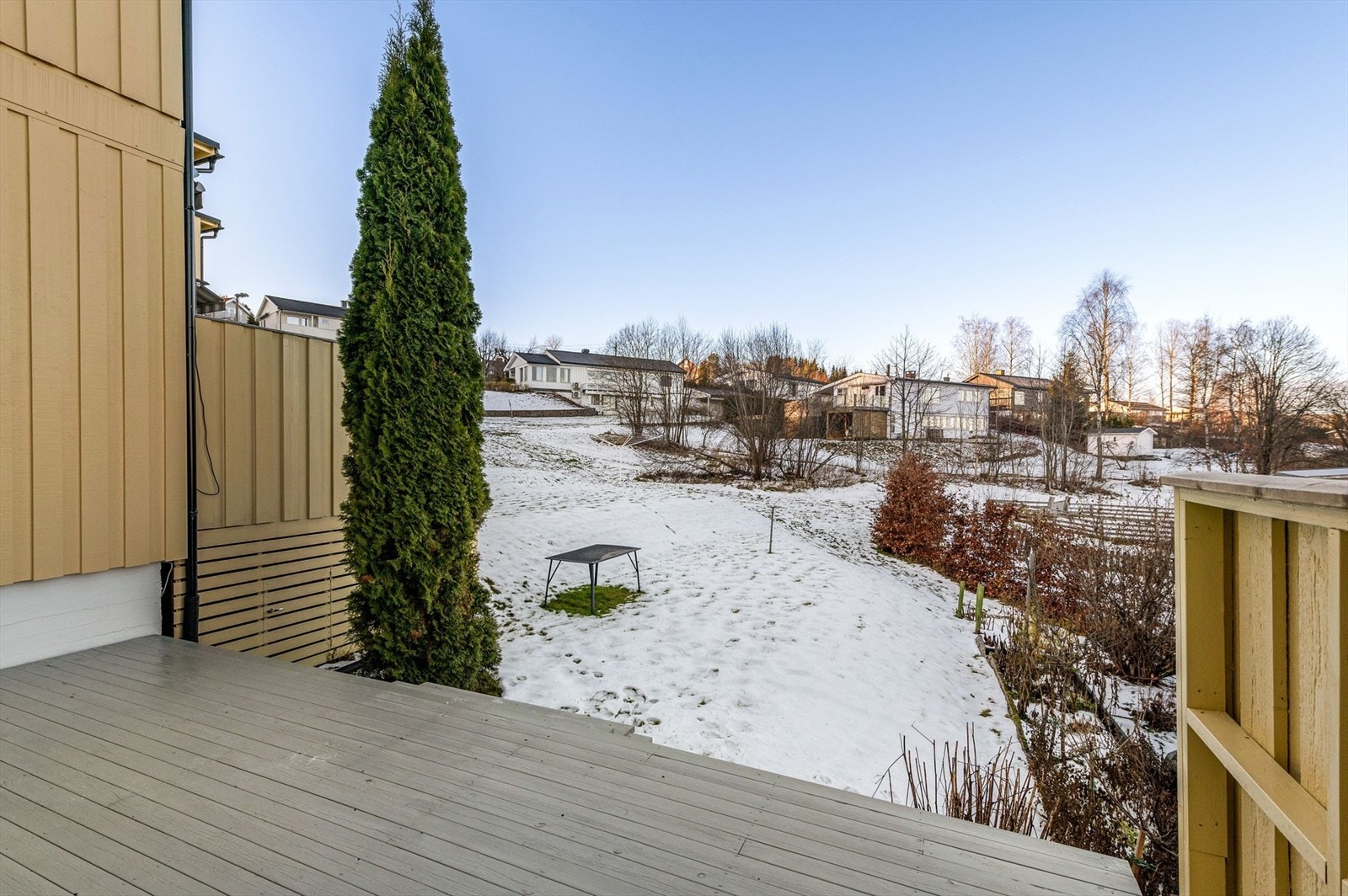 Terrasse med videre adkomst til hage med utgang fra stue Galleribilde