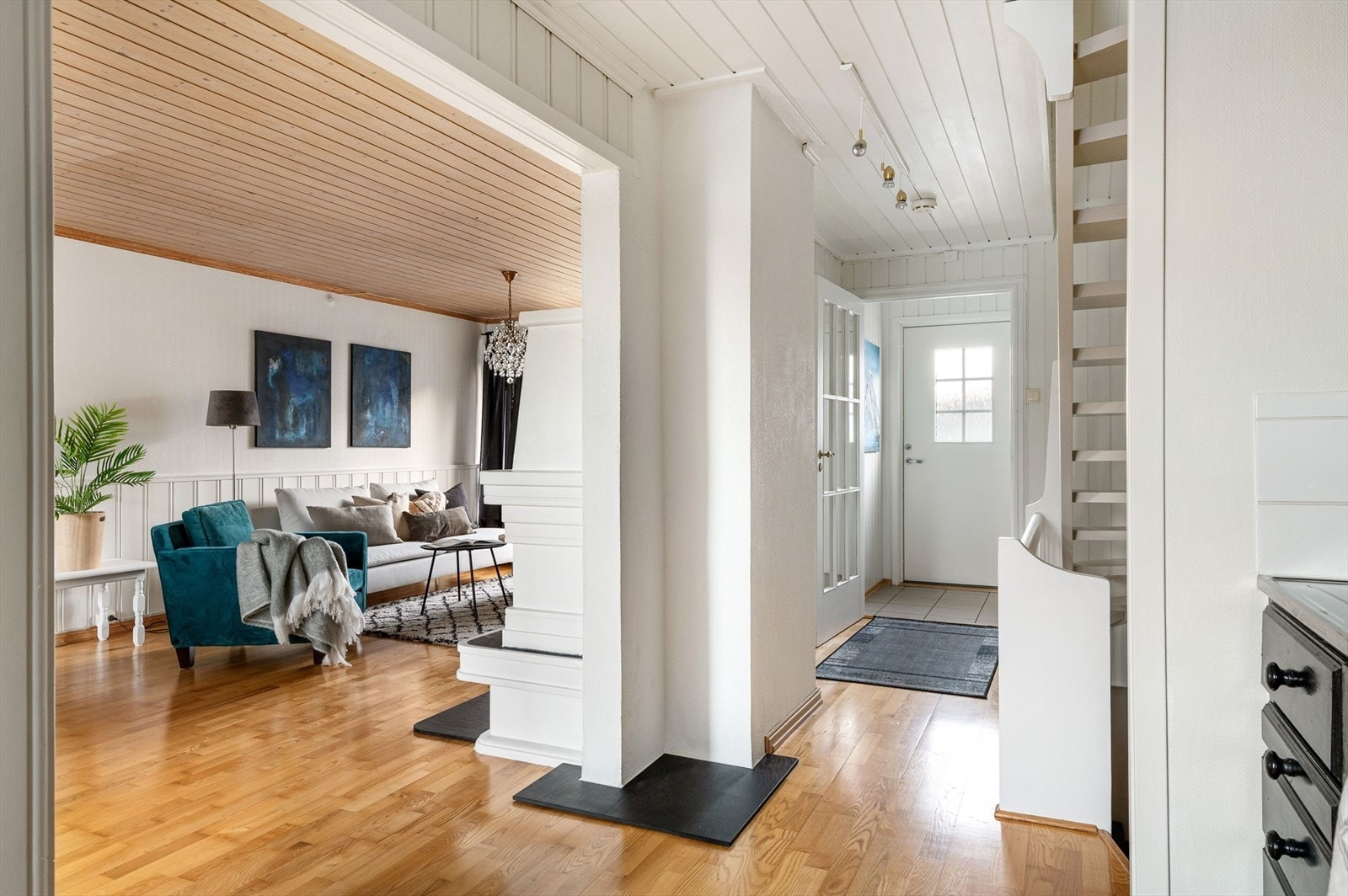 Inngangsparti og trappegang med adkomst til underetasje og 2. etasje Galleribilde