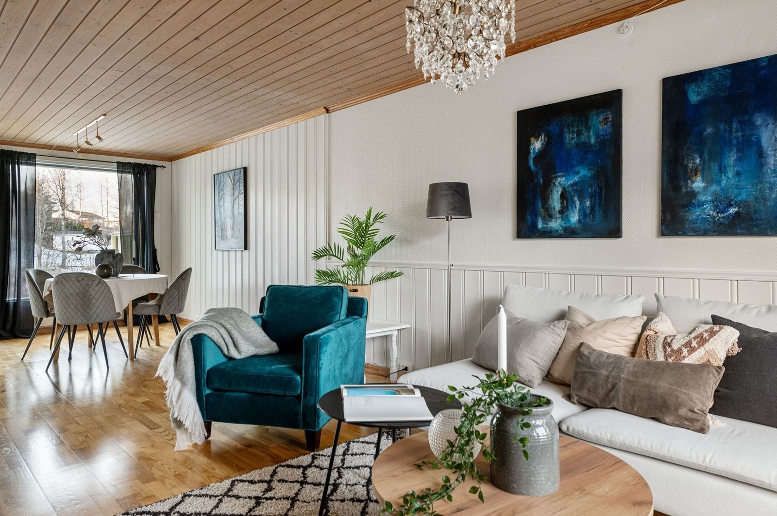 Romslig stue med gode innredningsmuligheter Galleribilde