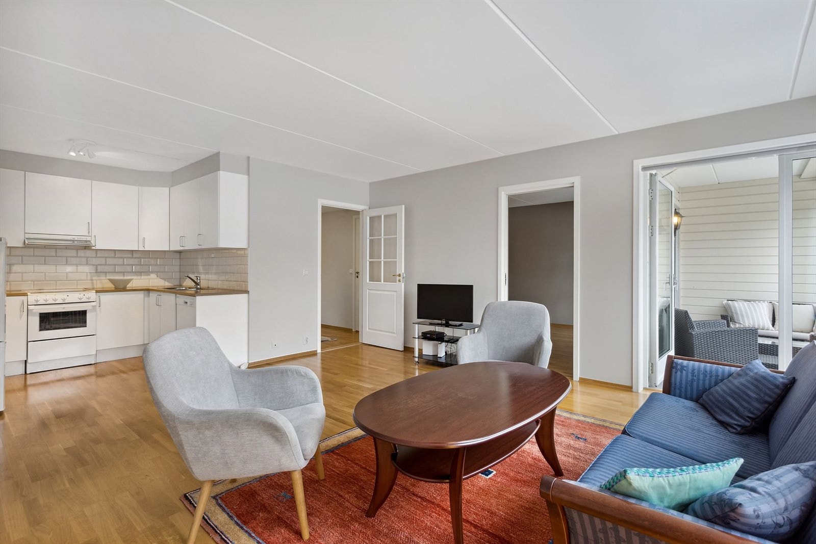 Luftig stue med god plass til sofagruppe og store vindusflater som slipper inn rikelig med dagslys.Kan også leies ut med sofa. bord og to stoler, hvis det skulle være ønskelig. . Galleribilde