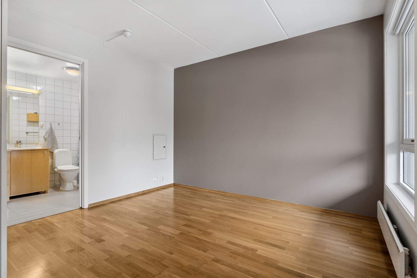 Soverom Flott soverom med gode møbleringsmuligheter. Garderobeskap medfølger.. Galleribilde