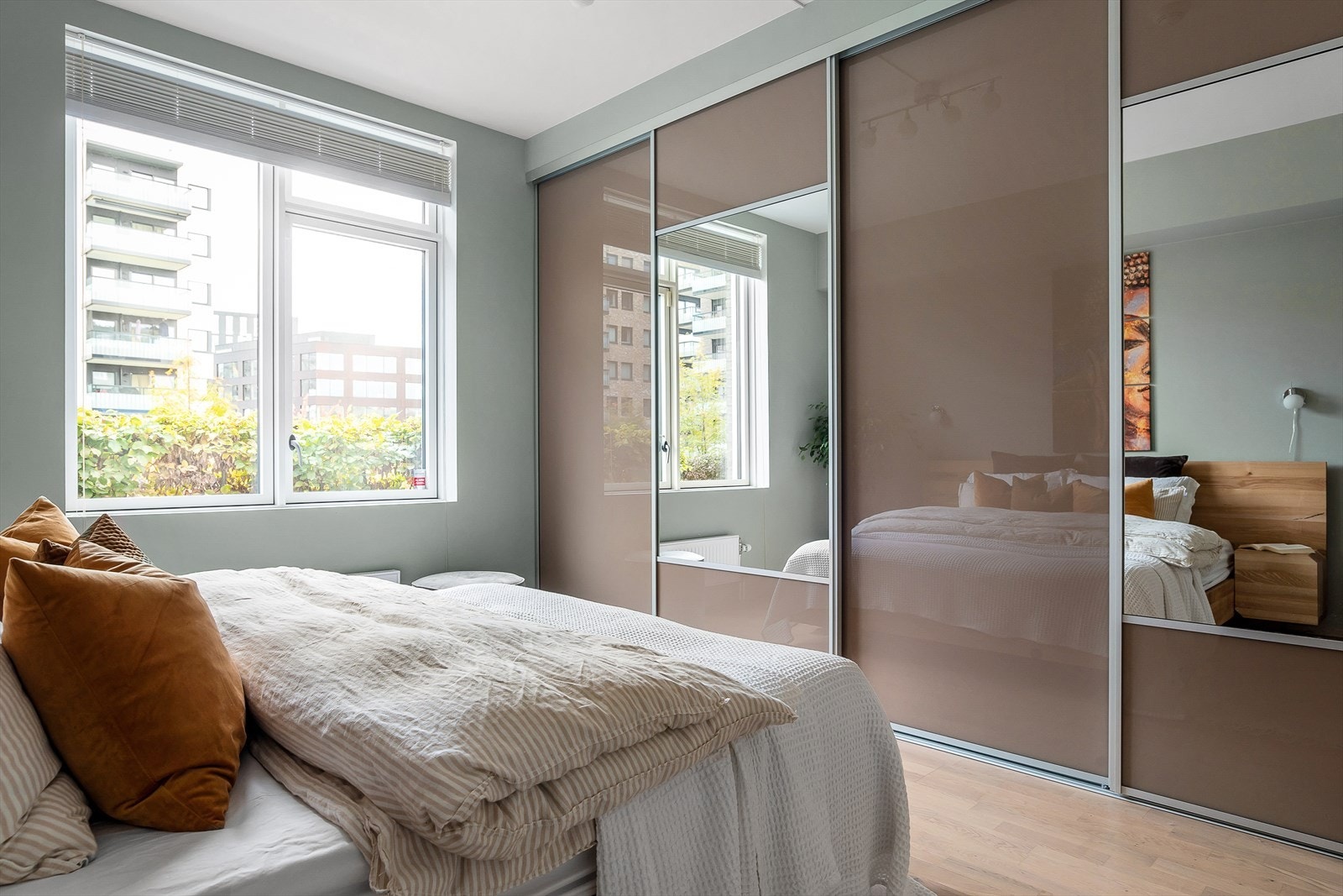 God skapplass på soverom I Galleribilde