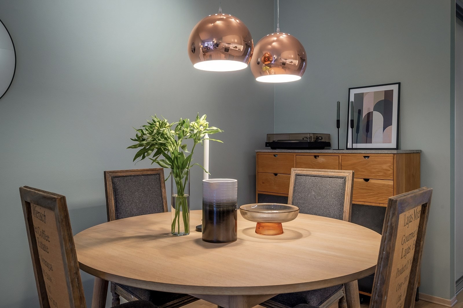 God plass til spisebord i stuen Galleribilde