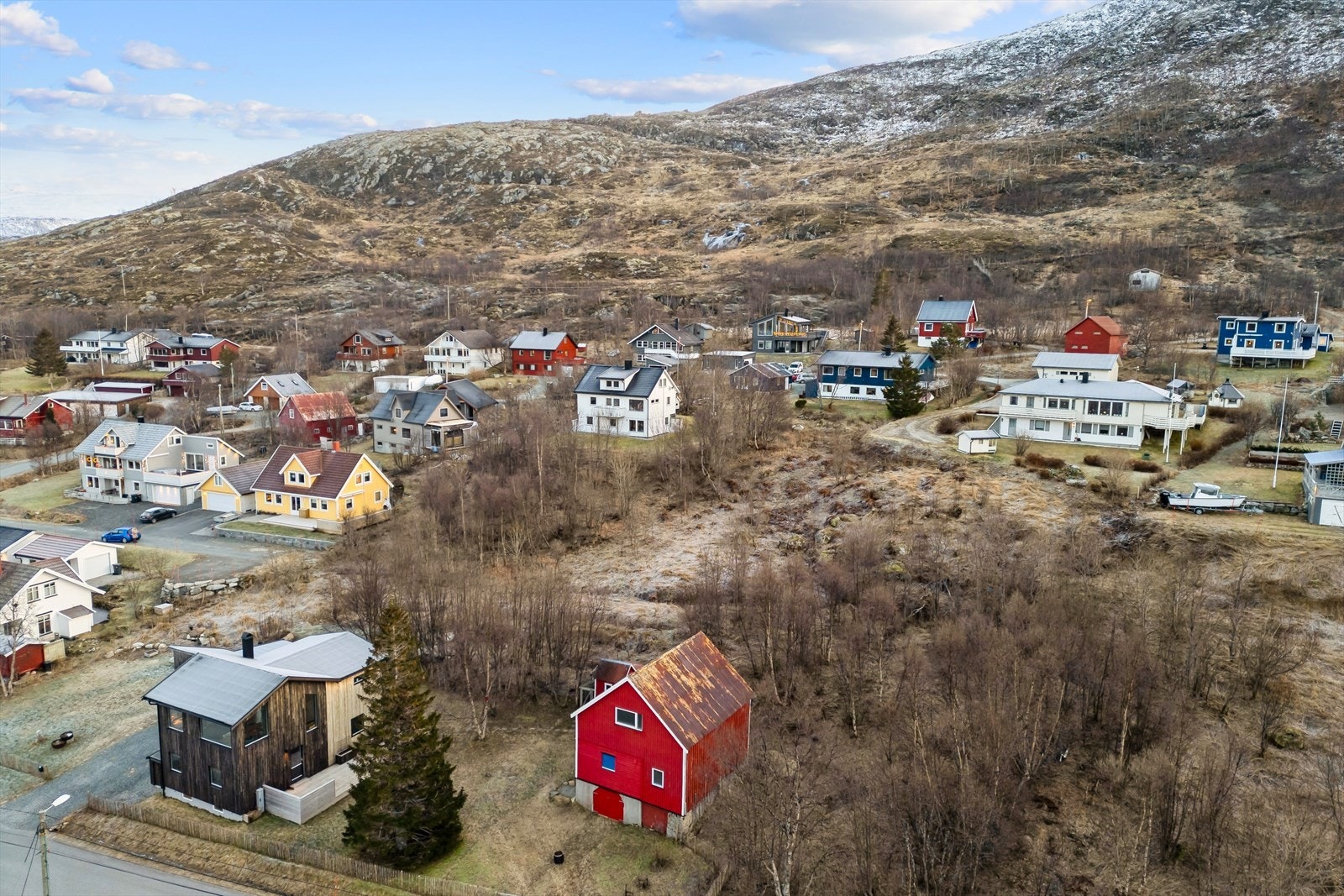 Tomten er på over 2 mål og vil nok kunne bebygges med flere boenheter eller evt. fradeles Galleribilde