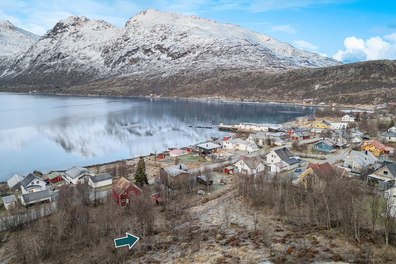 Sentral beliggenhet i bygden som har egen barneskole og som er kjent for sin vakre natur og ikke minst Bryggejentene som er en svært populær møteplass med bl.a. butikk og kafe Galleribilde