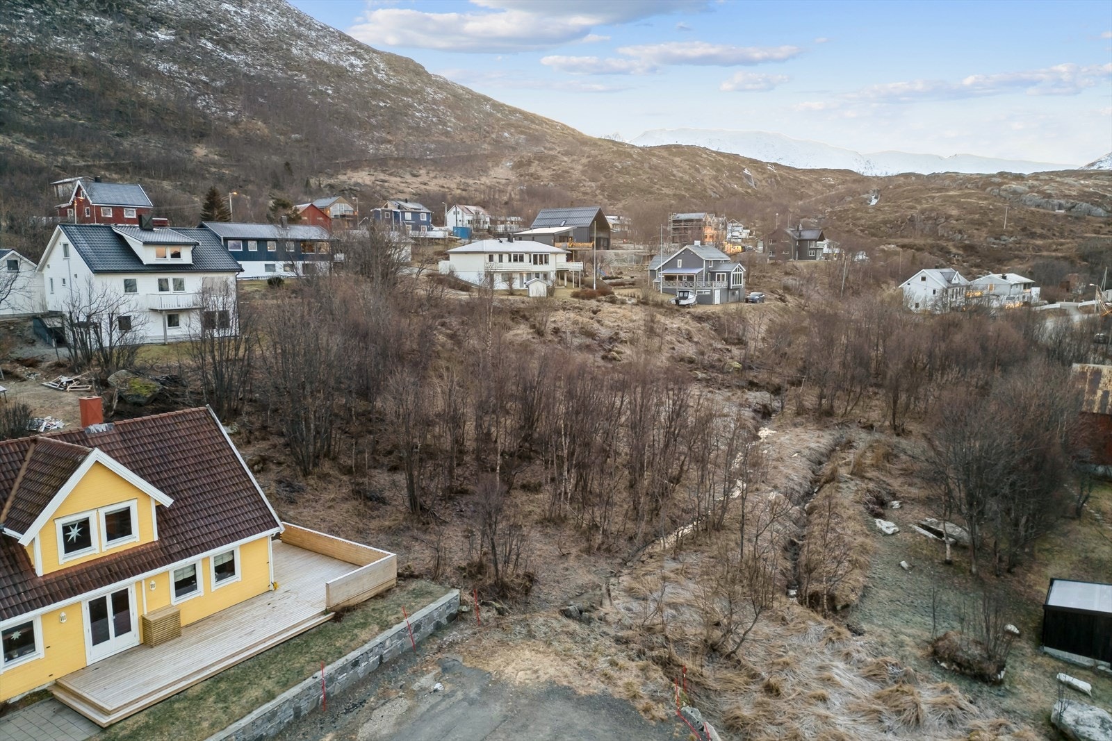 Skamtindvegen strekker seg i dag frem til nedre hjørne av tomten og er regulert videre forbi på nersiden av tomten Galleribilde