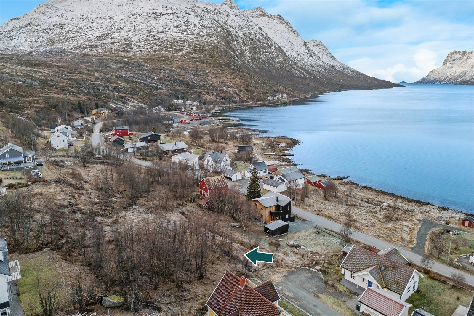 Eiendommen ligger i kort avstand til fjæra og sjøen Galleribilde