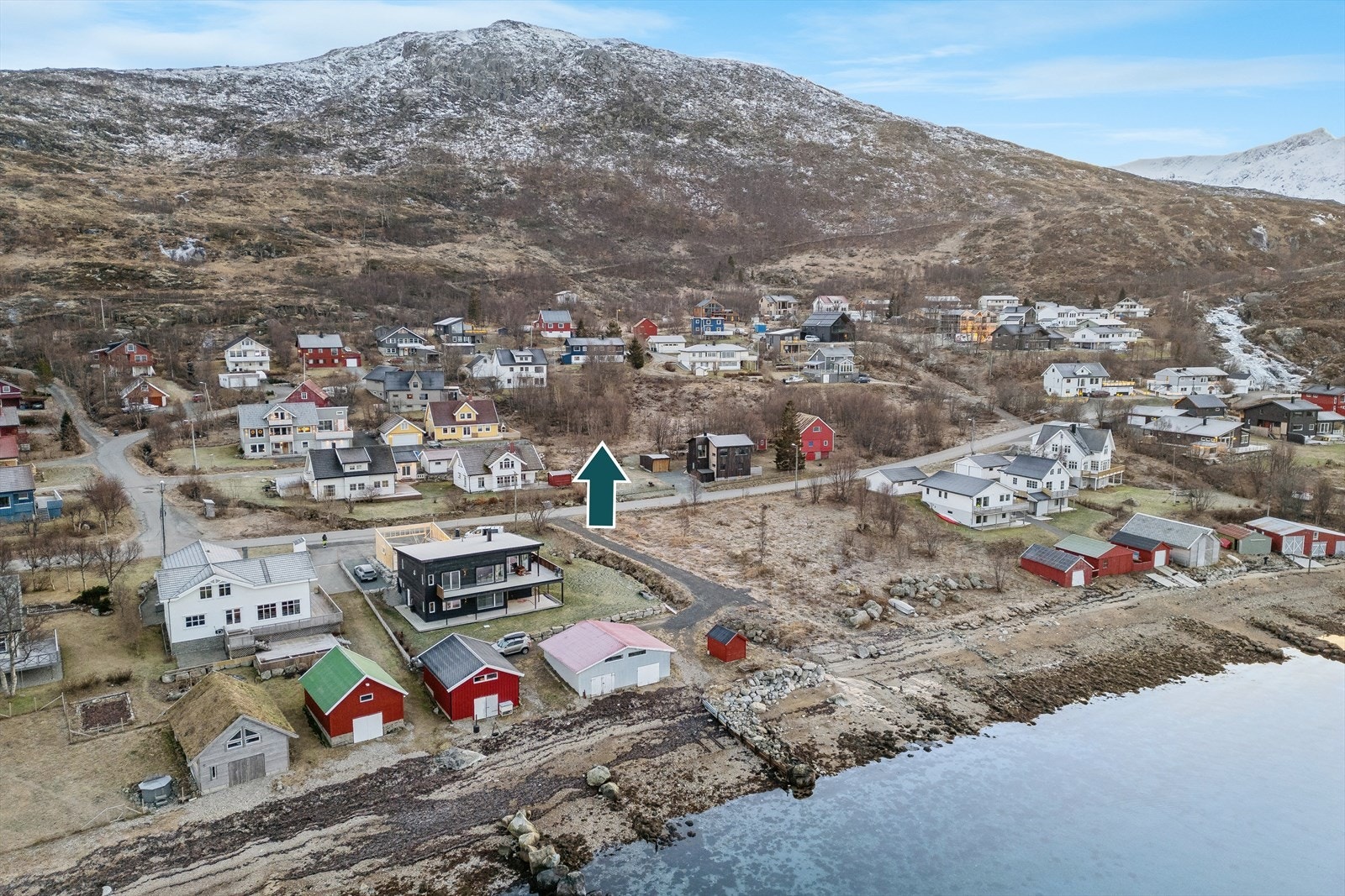 Eiendommen er svært flott beliggende sentralt i Ersfjordbotn Galleribilde