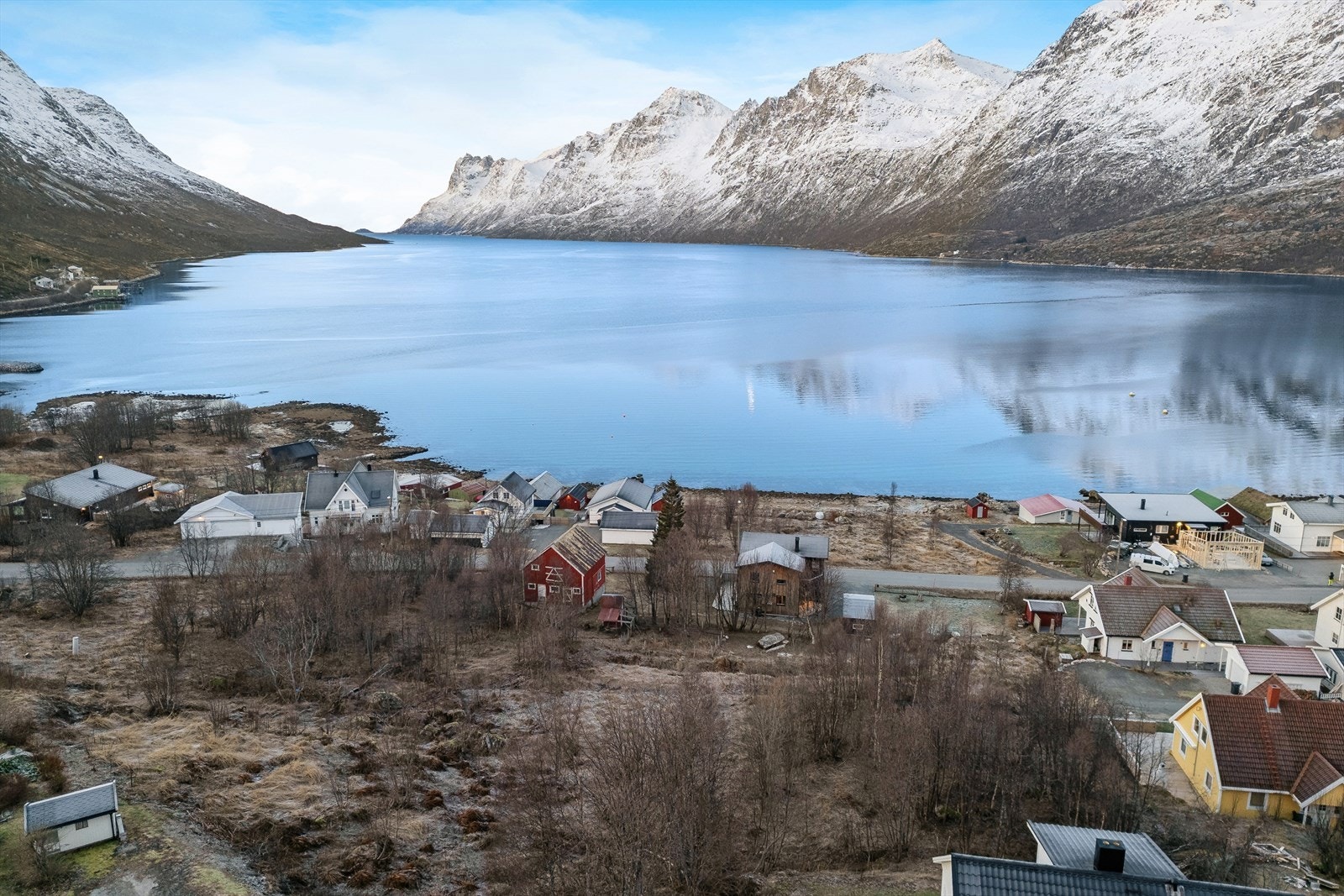 Fantastisk utsikt mot Ersfjorden og omkringliggende fjell Galleribilde