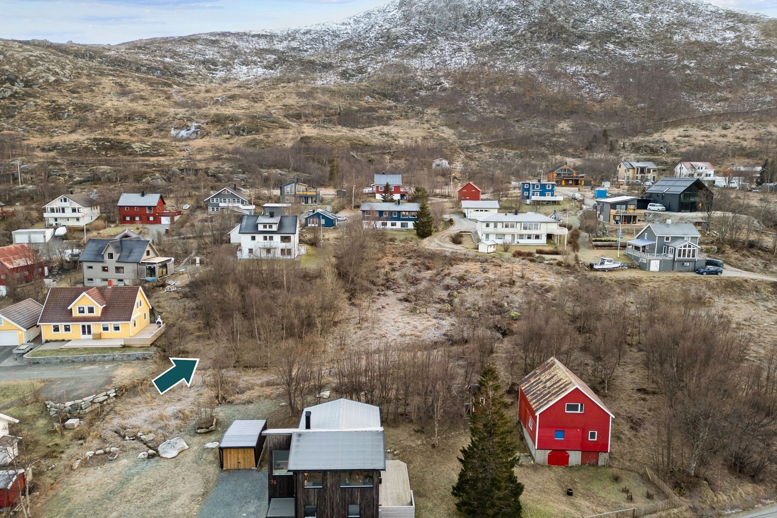 Området er veletablert og tomten er i stor grad omkranset av nyere boligbebyggelse i form av frittstående eneboliger Galleribilde